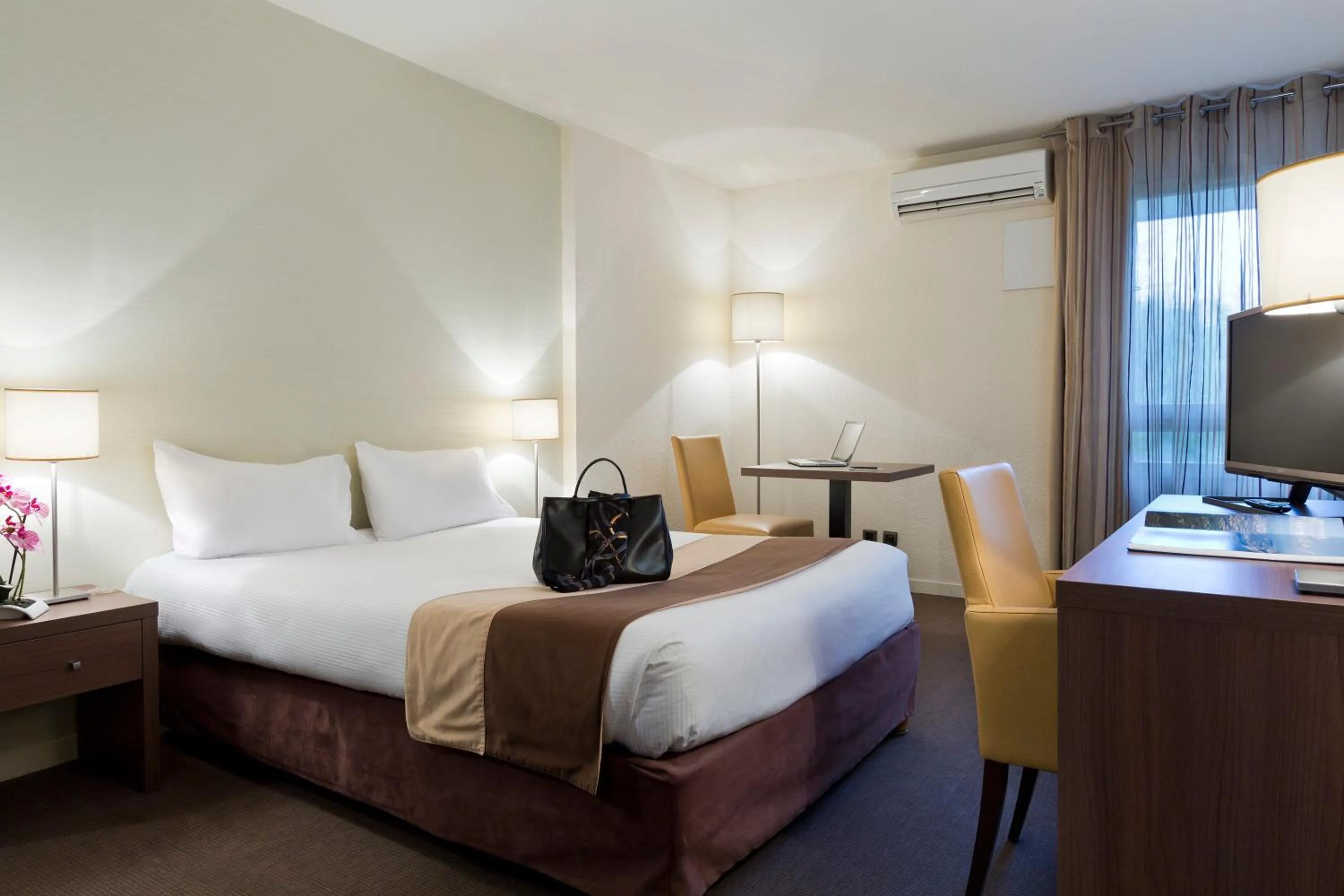 Bedroom, Bed in Résidence la Réserve Genève Ferney Voltaire