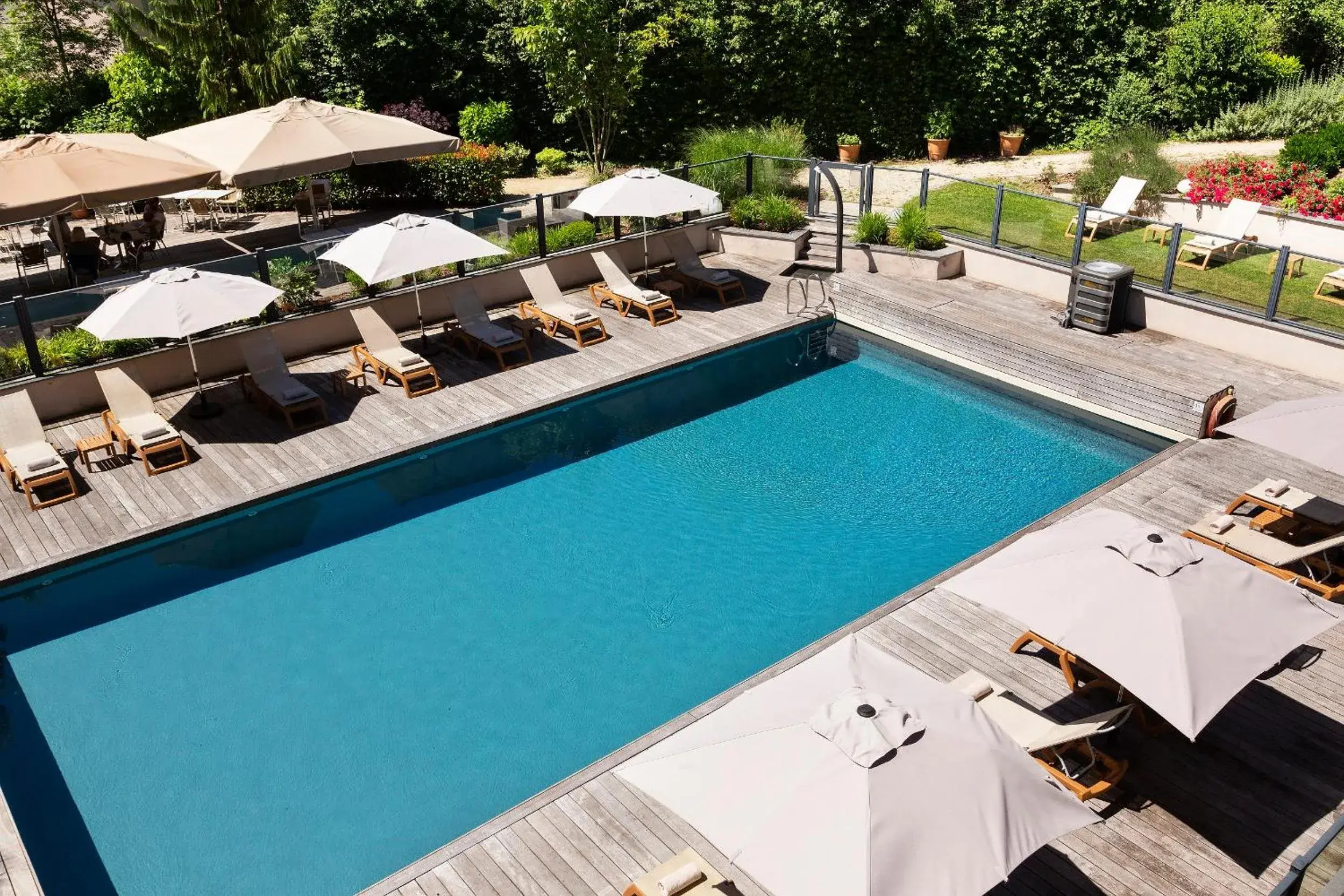 Swimming pool in Résidence la Réserve Genève Ferney Voltaire Swimming pool in Résidence la Réserve Genève Ferney Voltaire