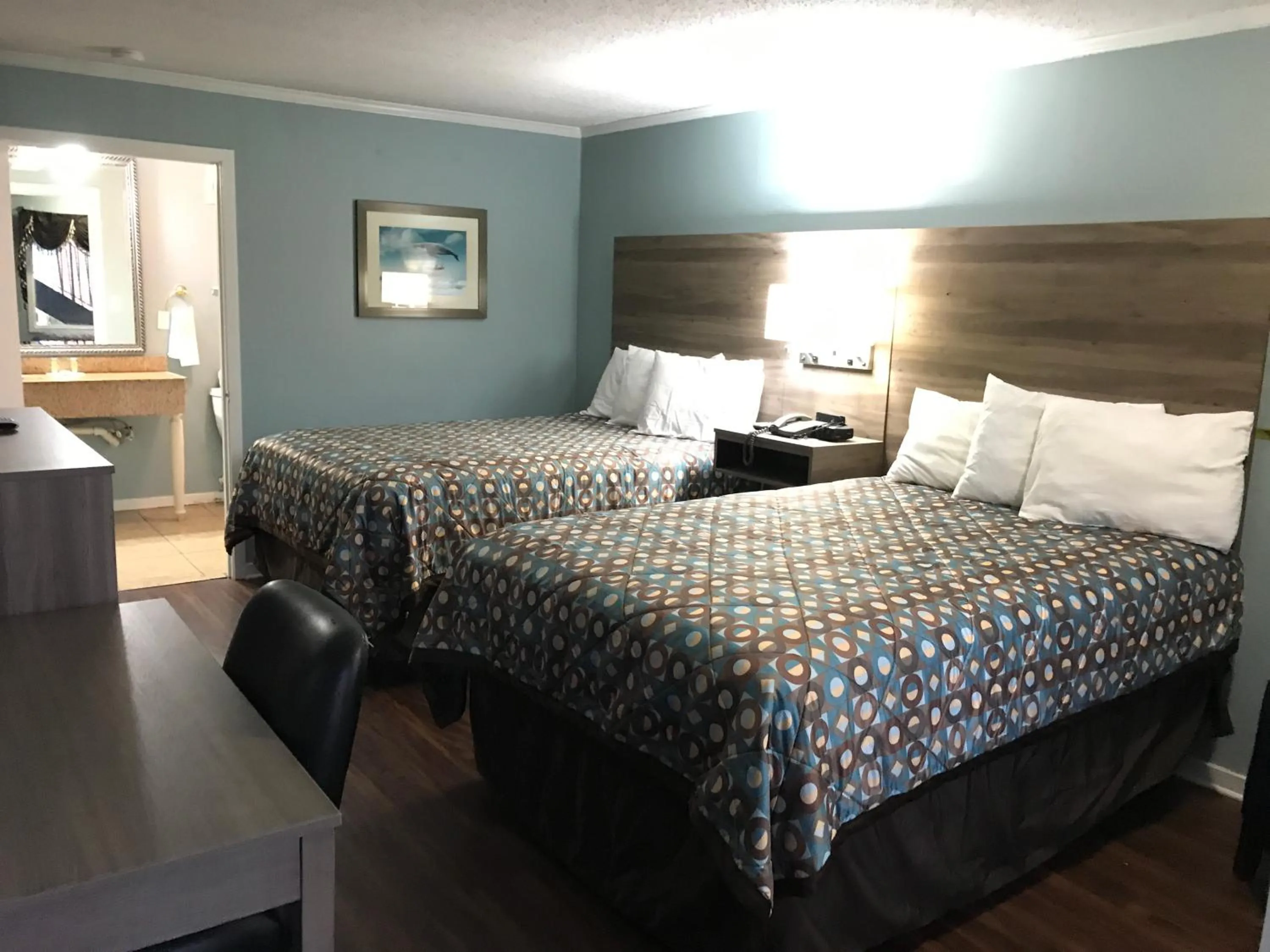 Bed in Winton Inn & Suites