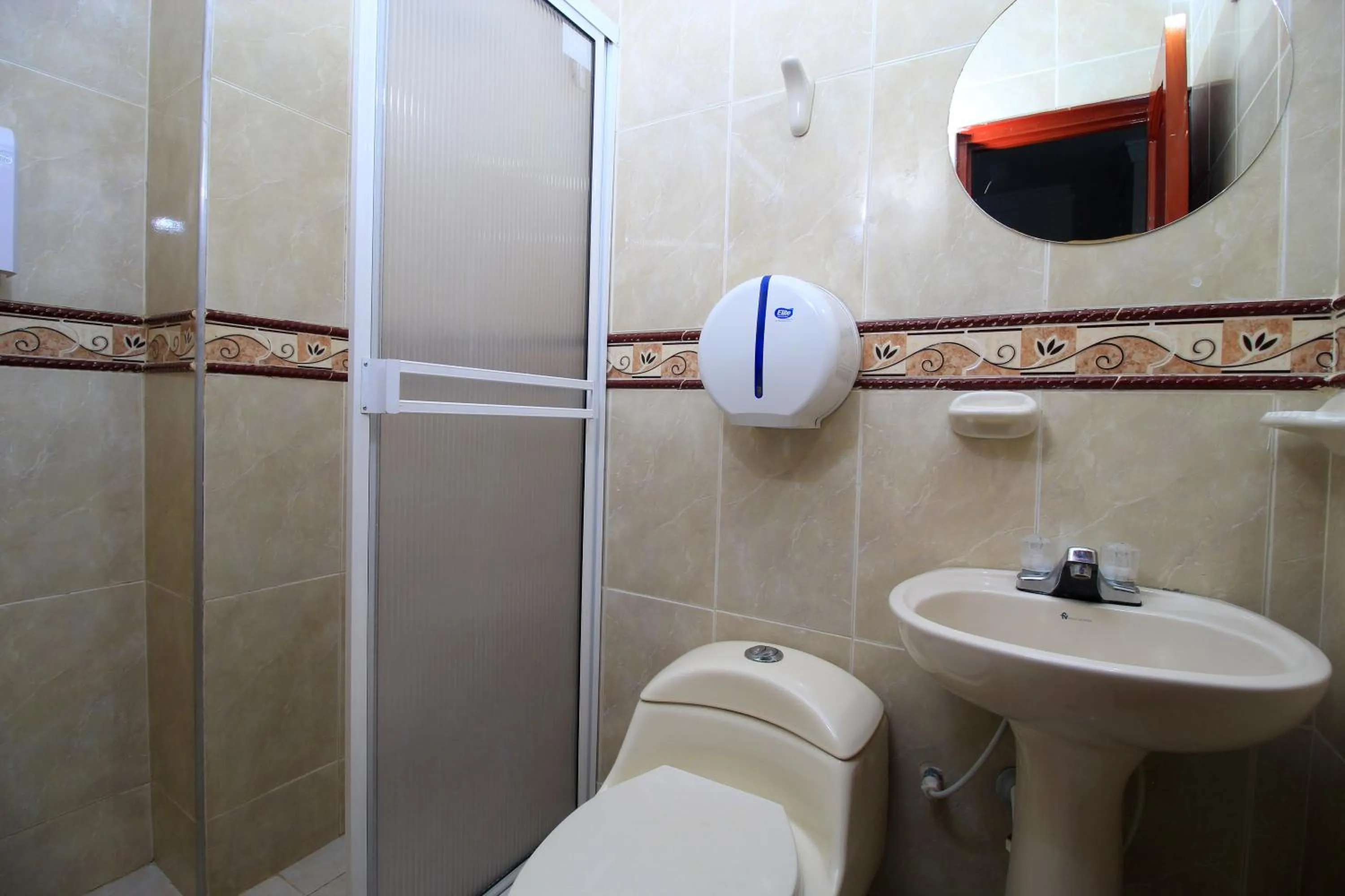 Bathroom in Hotel Rodadero Inn By GEH Suites