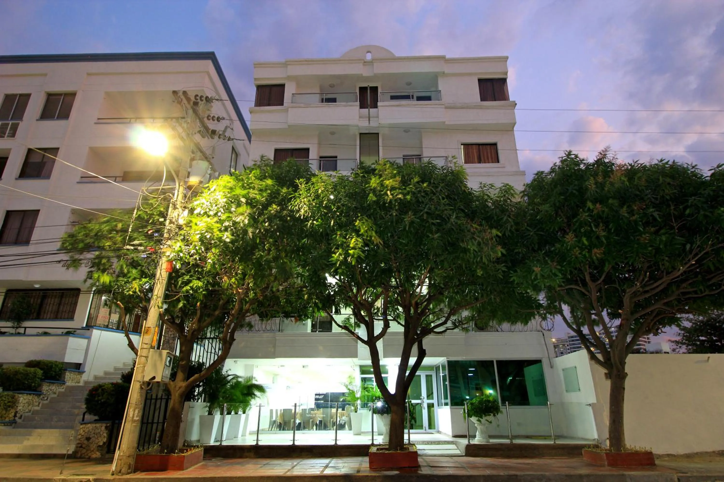 Property building in Hotel Rodadero Inn By GEH Suites