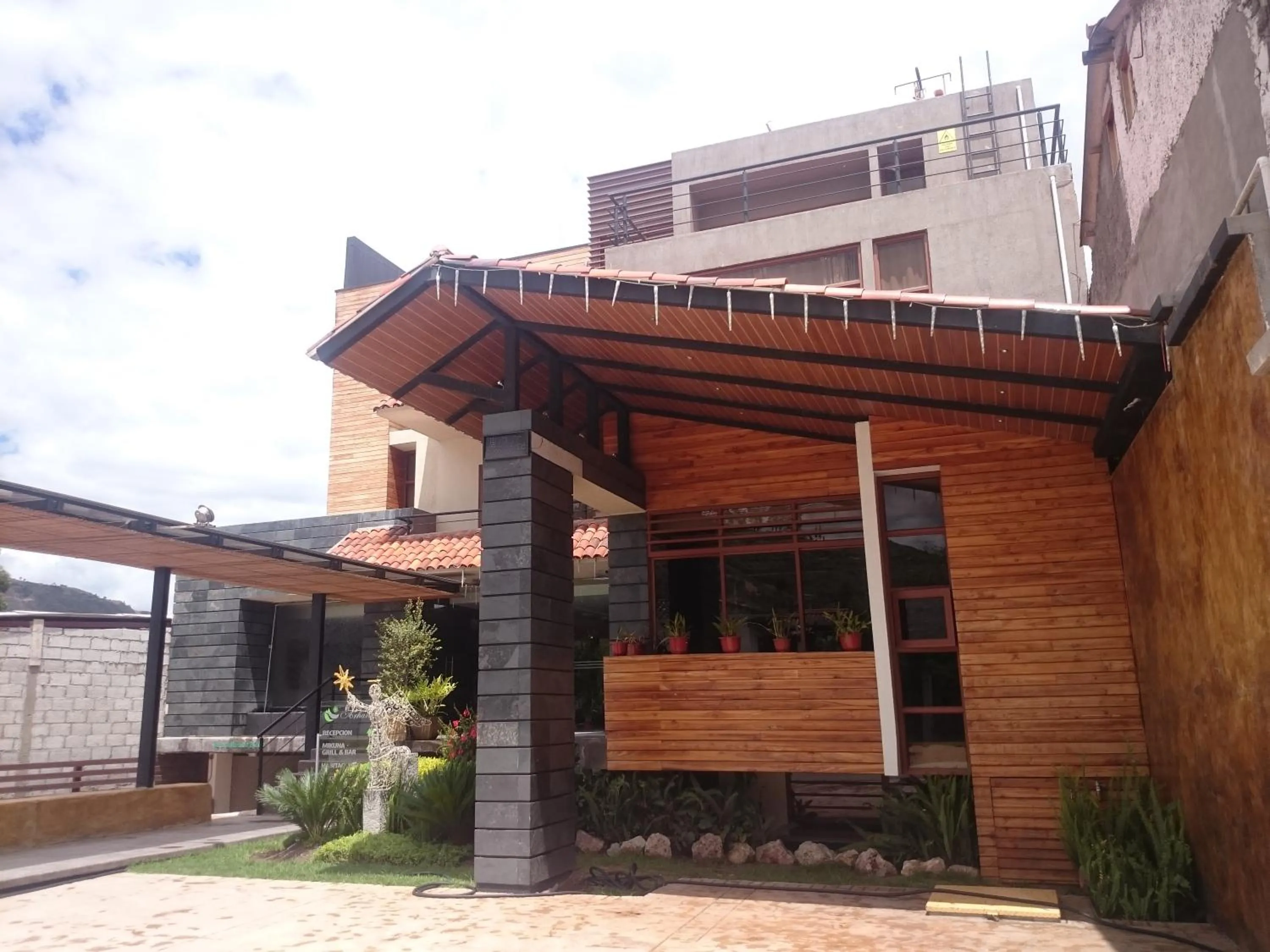 Facade/entrance in Hosteria Arhaná