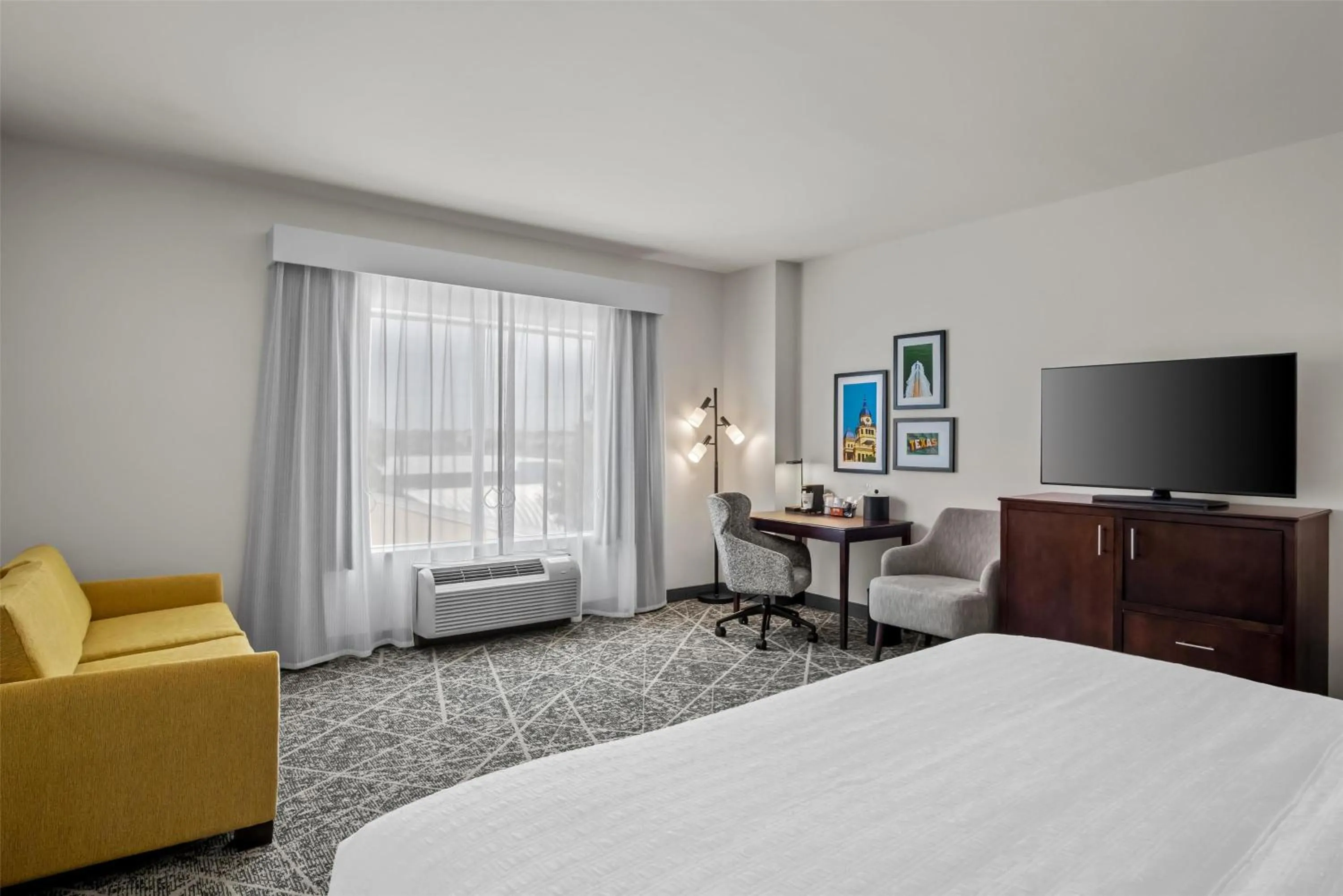 Living room, Bed in Hampton Inn and Suites Trophy Club - Fort Worth North