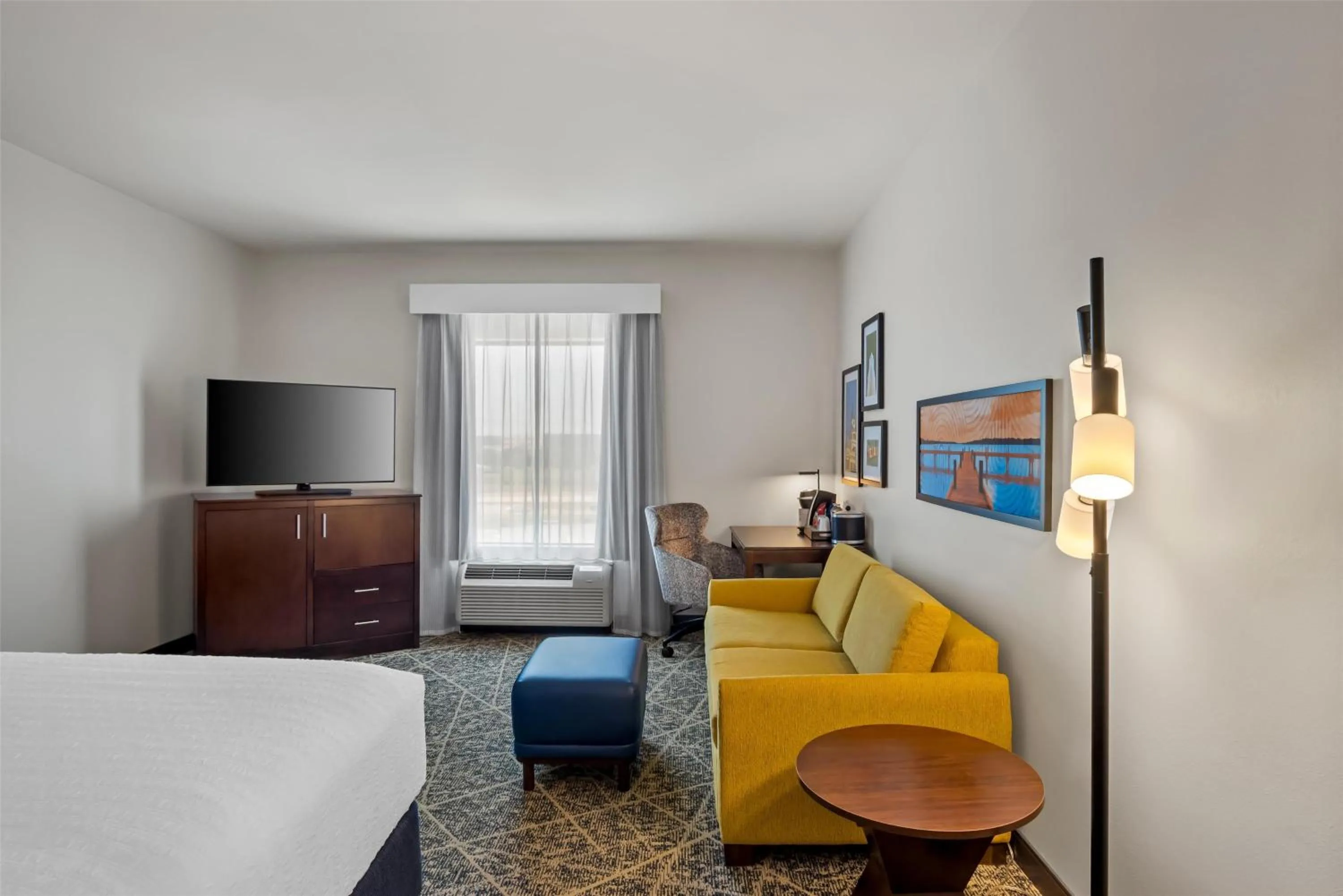Living room, Bed in Hampton Inn and Suites Trophy Club - Fort Worth North