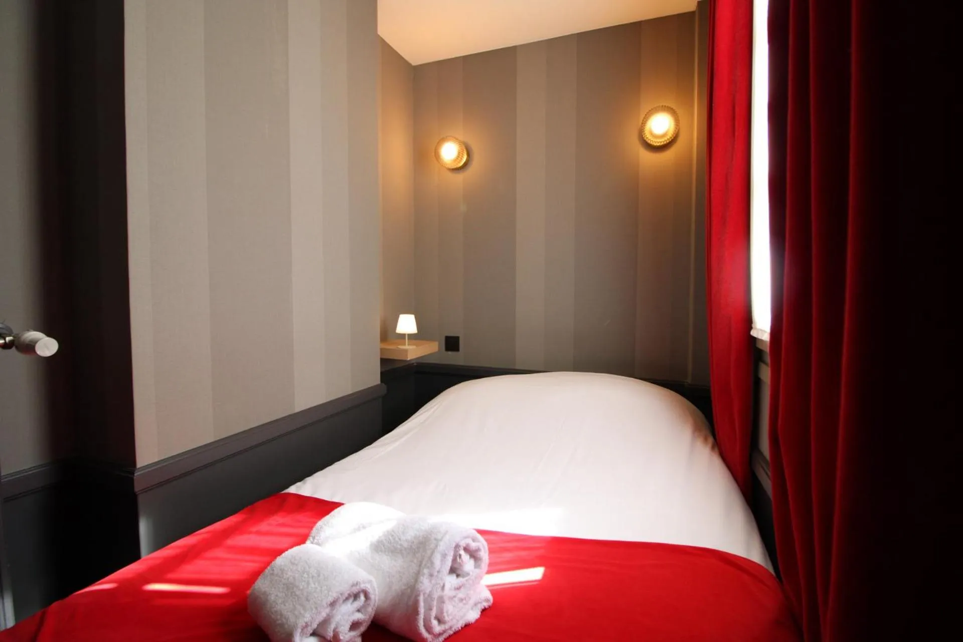 Photo of the whole room, Bed in Hôtel Alexandra