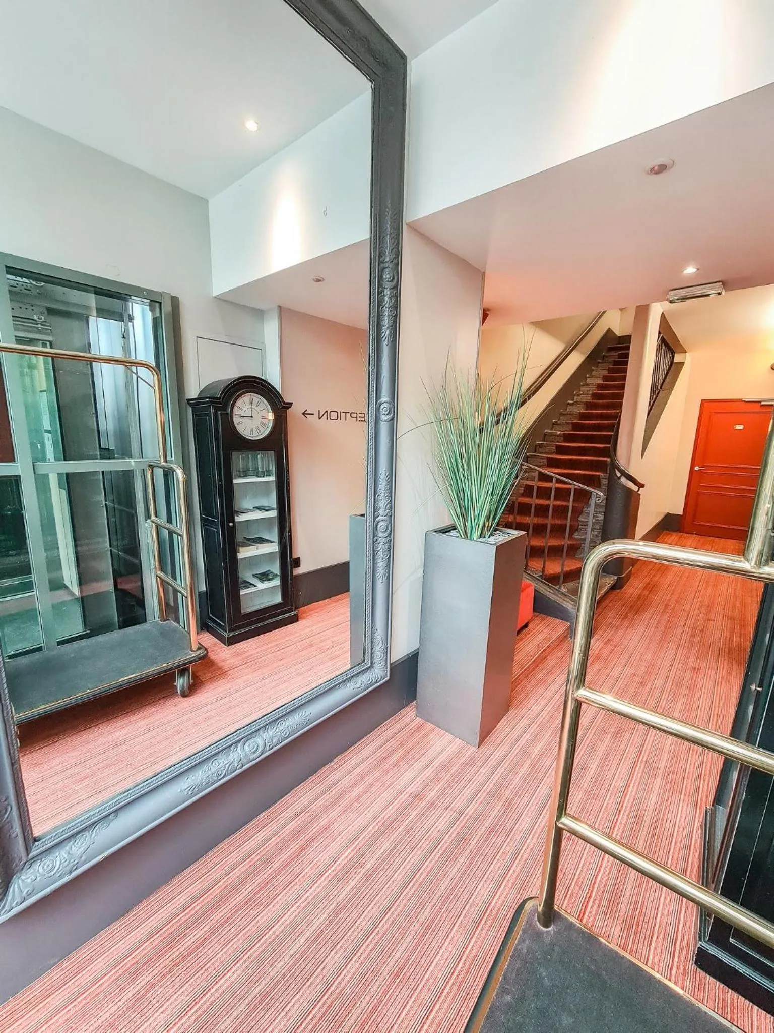 Lobby or reception in Hôtel Alexandra