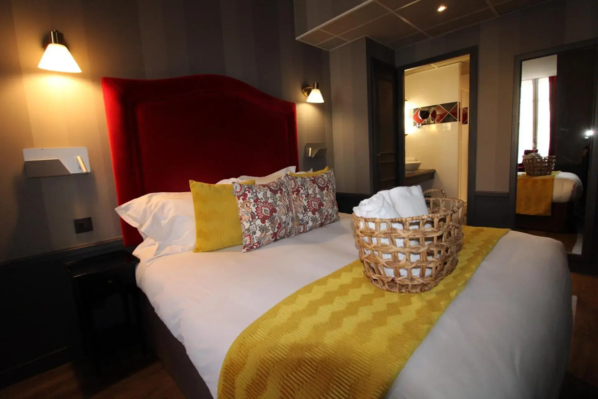 Executive Family ( 2 Adults + 2 children) in Hôtel Alexandra Executive Family ( 2 Adults + 2 children) in Hôtel Alexandra