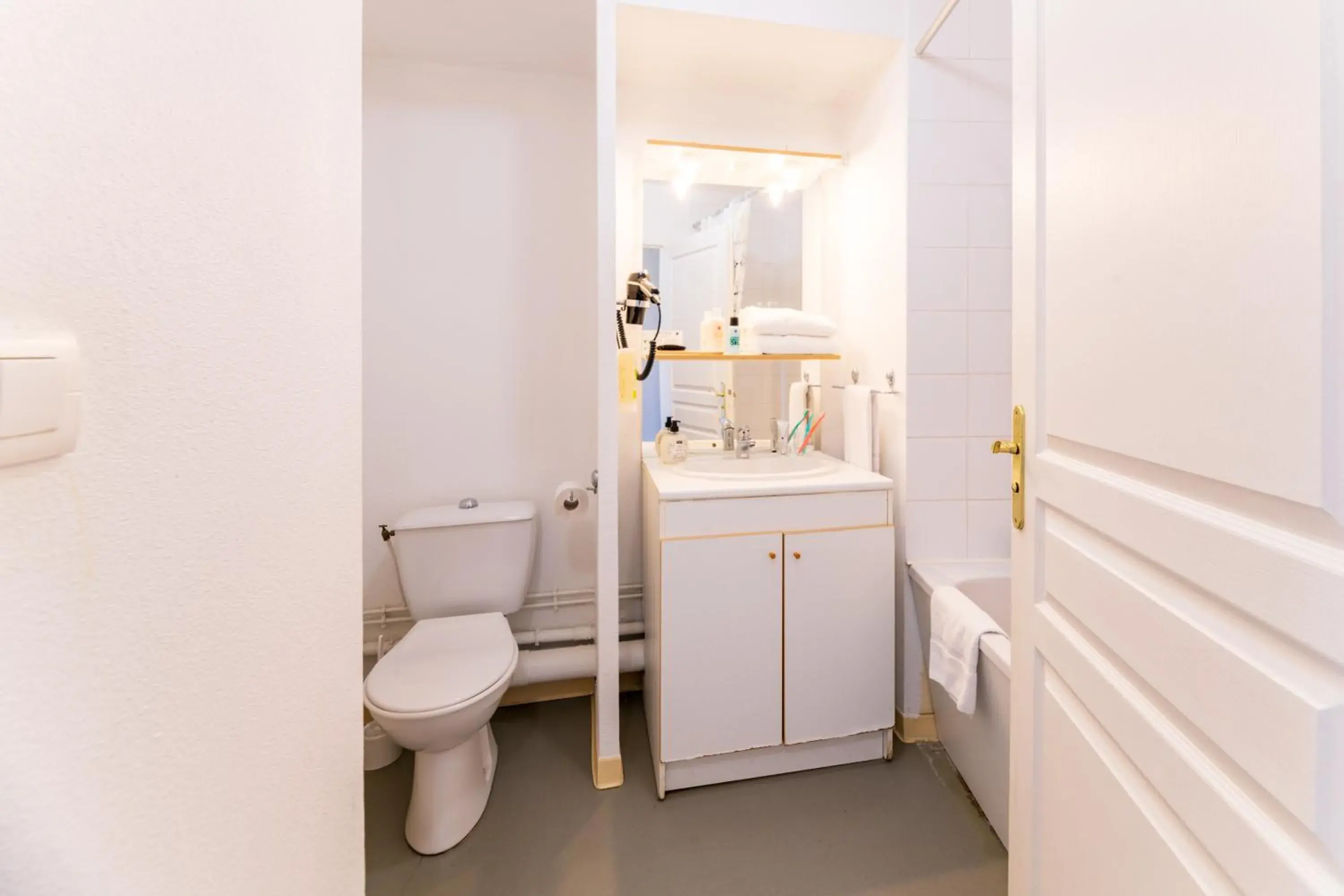 Bathroom in Cerise Valence Bathroom in Cerise Valence