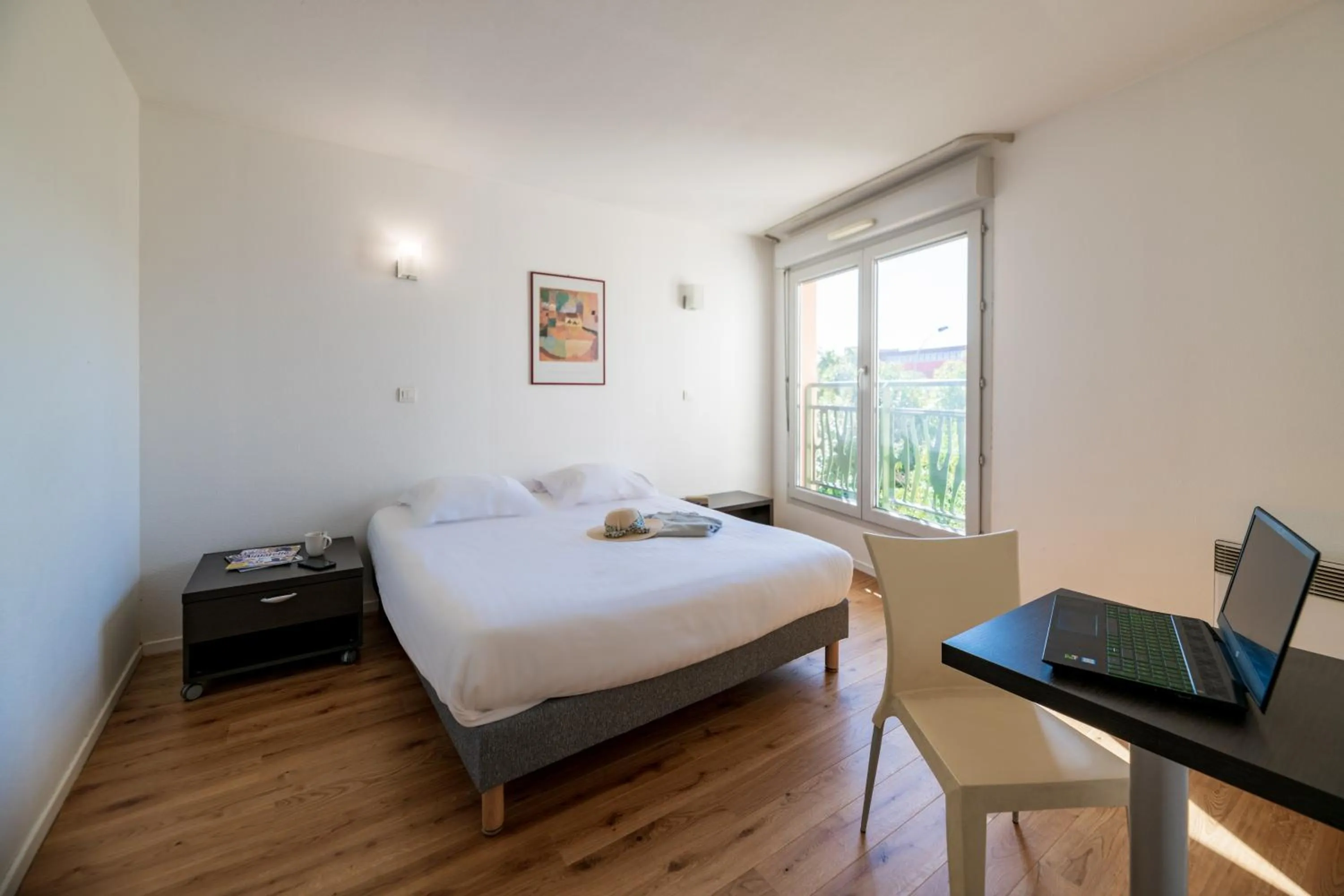 Bed in Cerise Valence