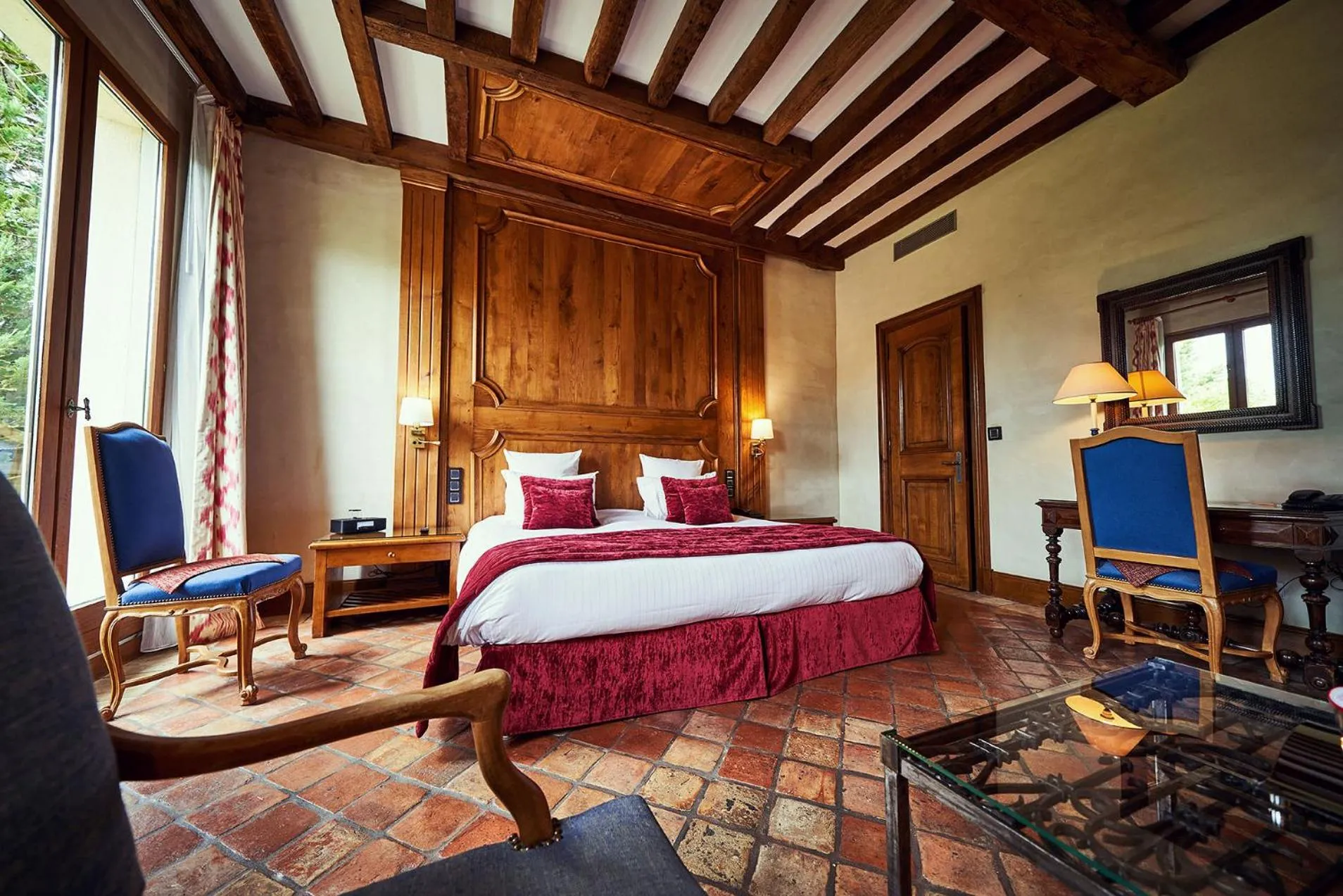 Photo of the whole room, Bed in Relais Bernard Loiseau