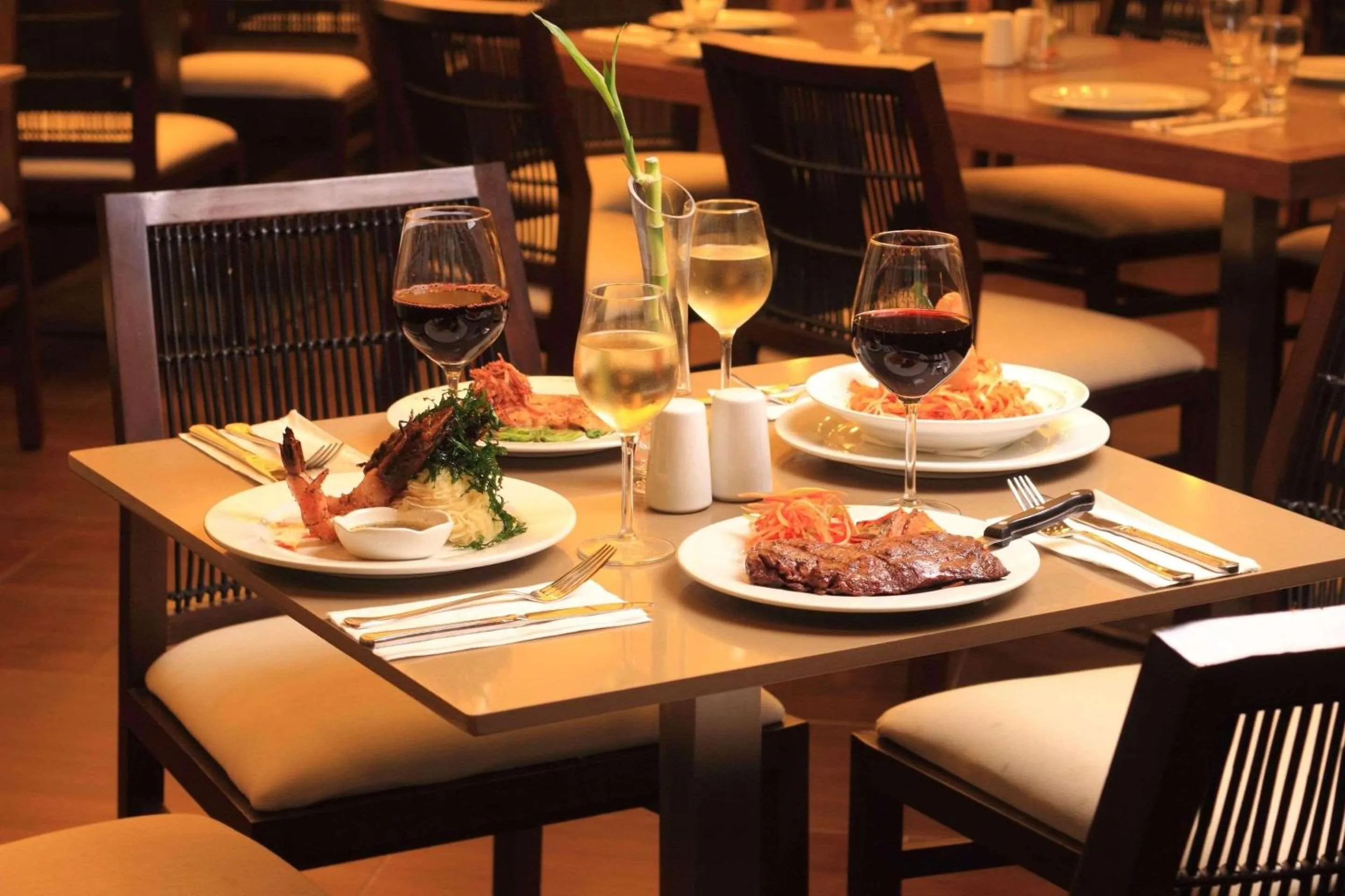 Restaurant/places to eat in Radisson Hotel Panama Canal