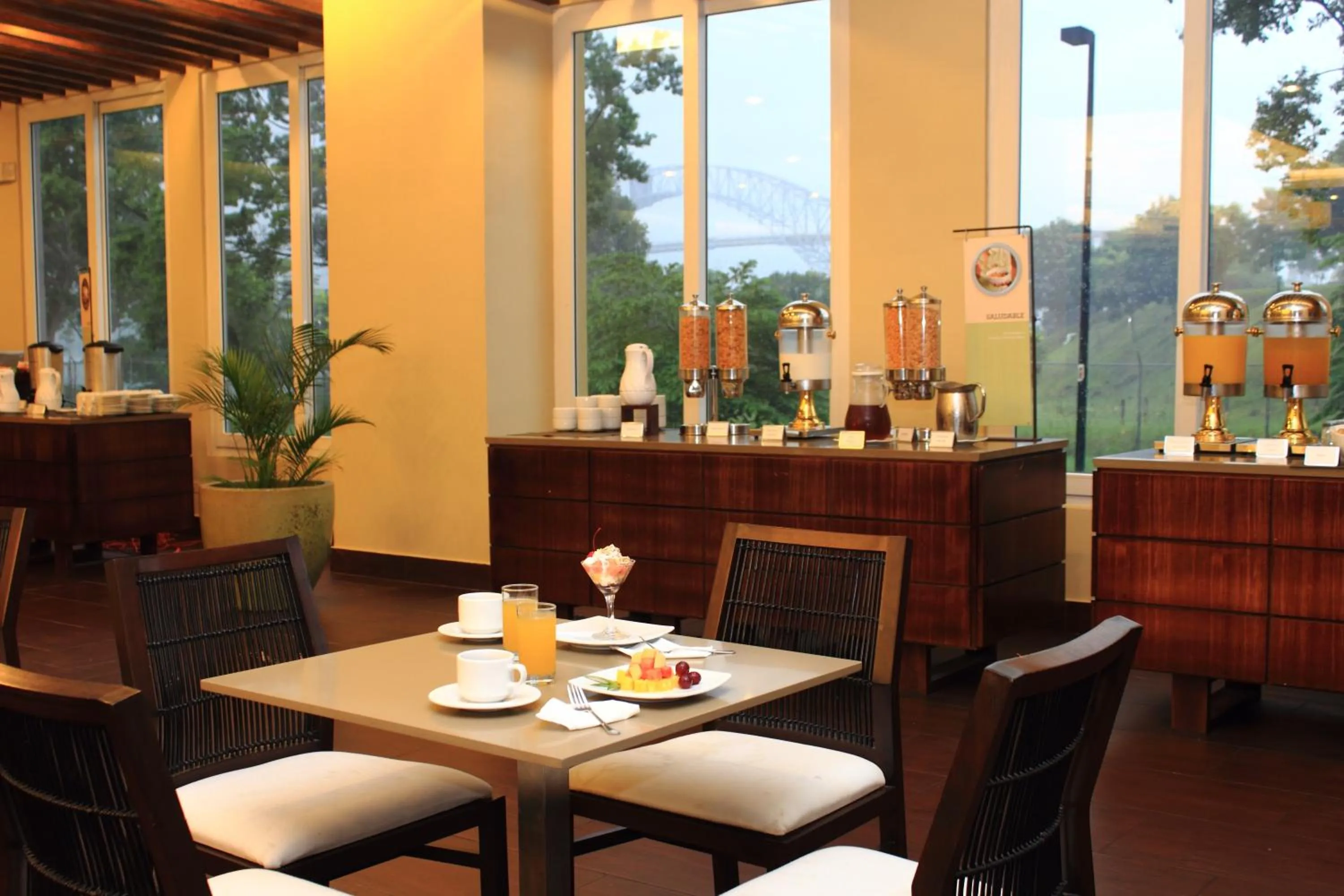 Restaurant/places to eat in Radisson Hotel Panama Canal