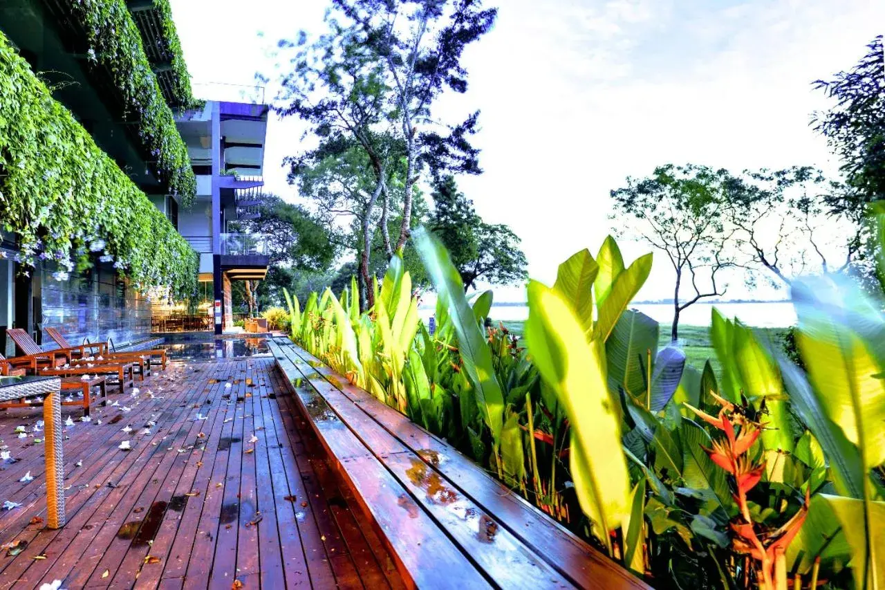Garden in The Lake Forest Hotel Garden in The Lake Forest Hotel