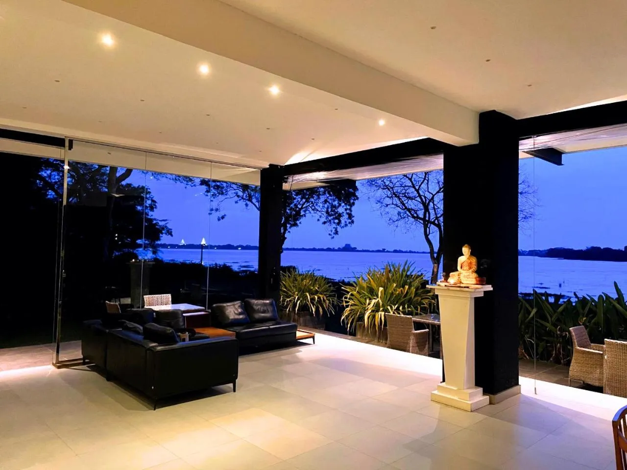 The Lake Forest Hotel