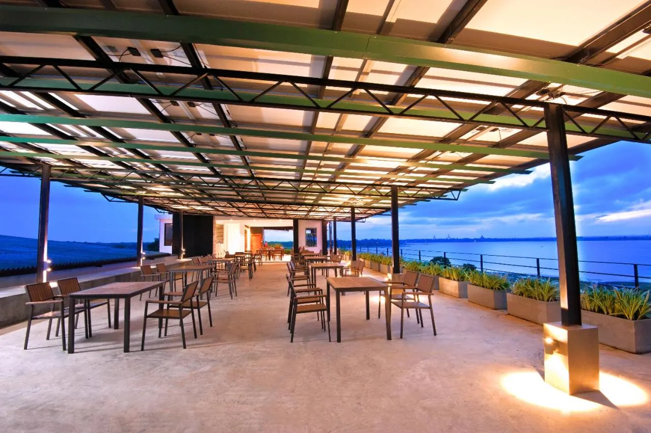 The Lake Forest Hotel