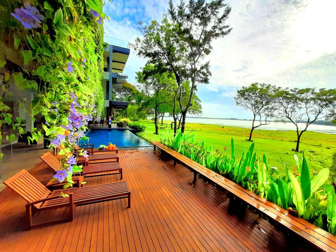 The Lake Forest Hotel