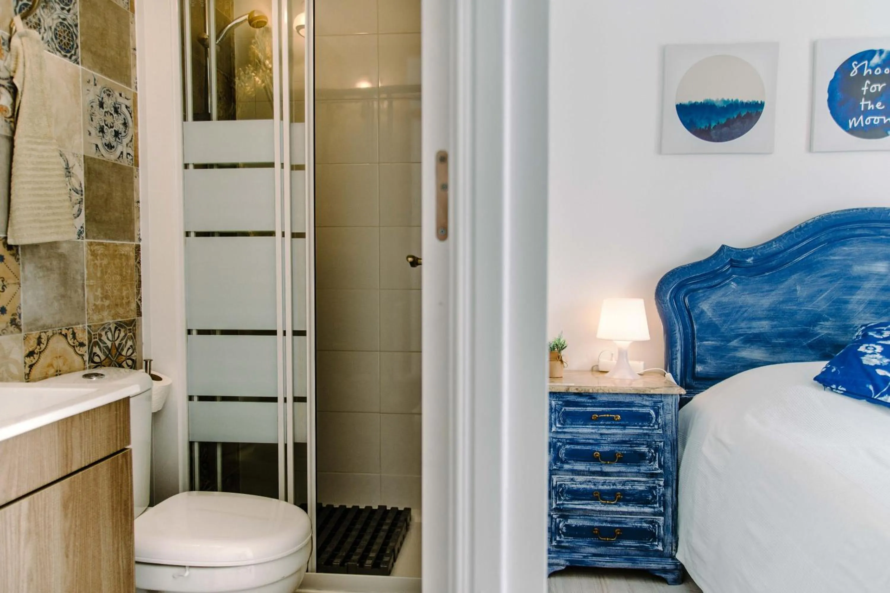 Bathroom, Bed in Paz & Amor Guest House - Peace & Love