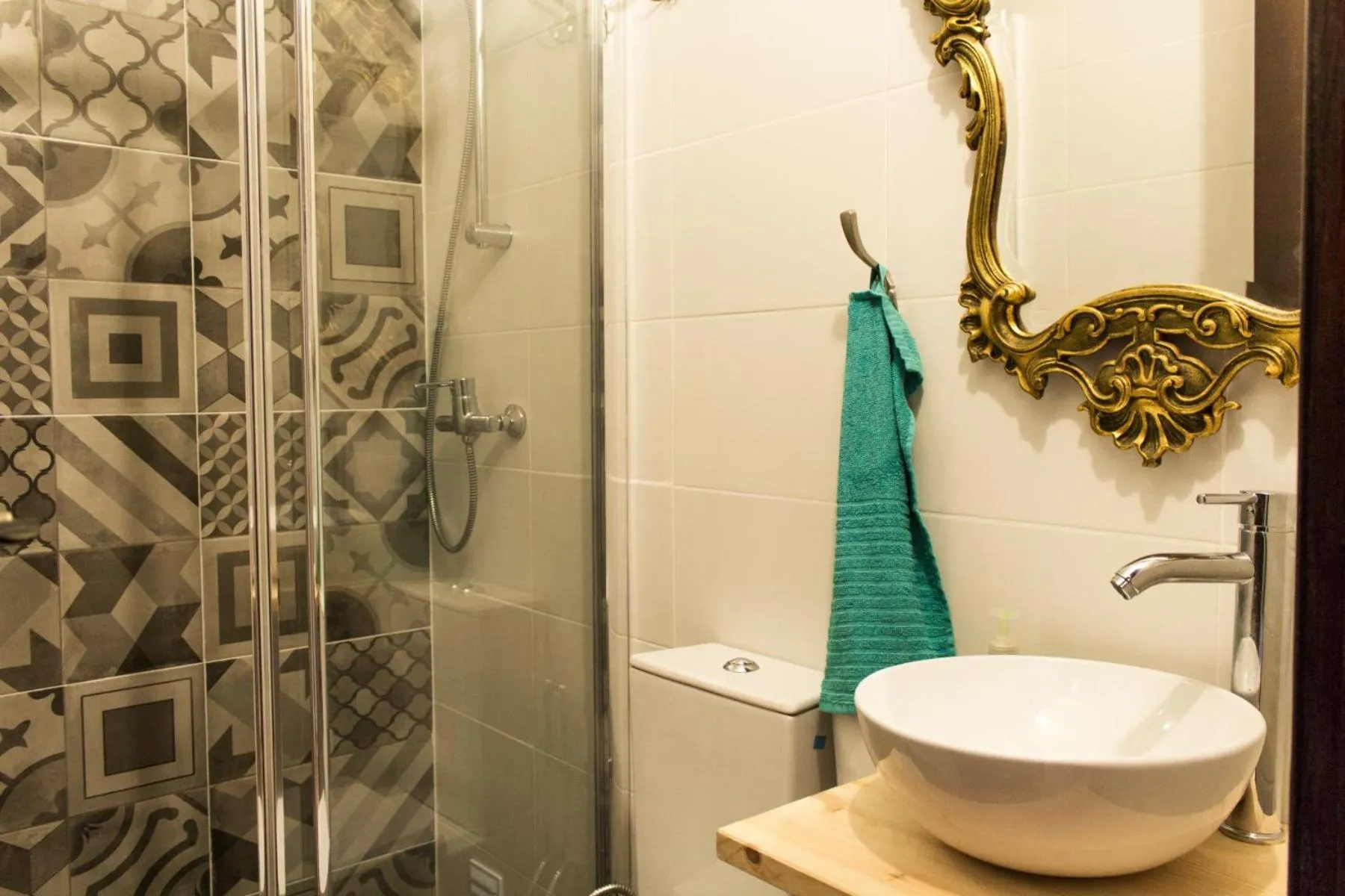 Shower in Paz & Amor Guest House - Peace & Love