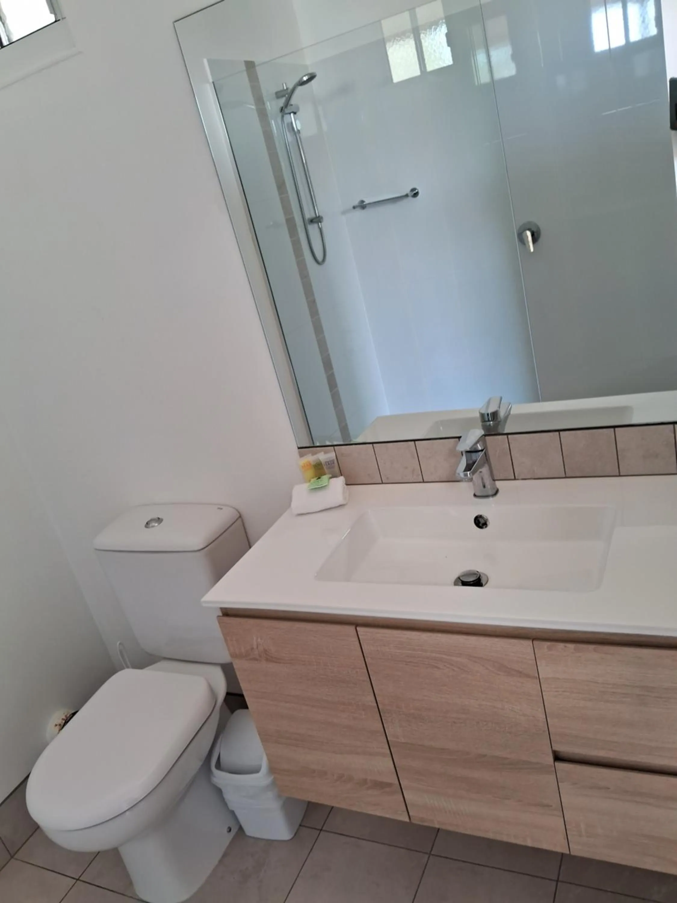 Bathroom in Mid City Motor Inn