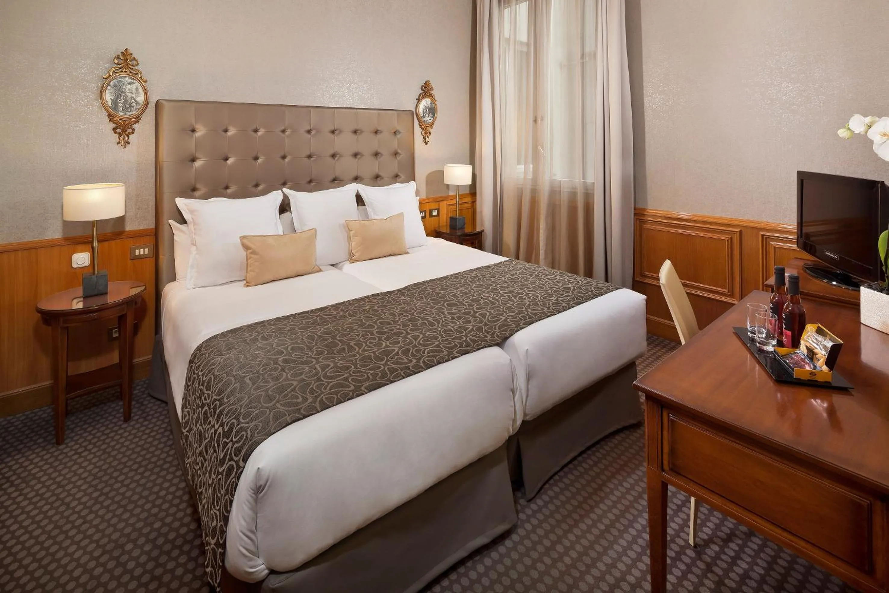 Bed in Meliá Paris Vendôme