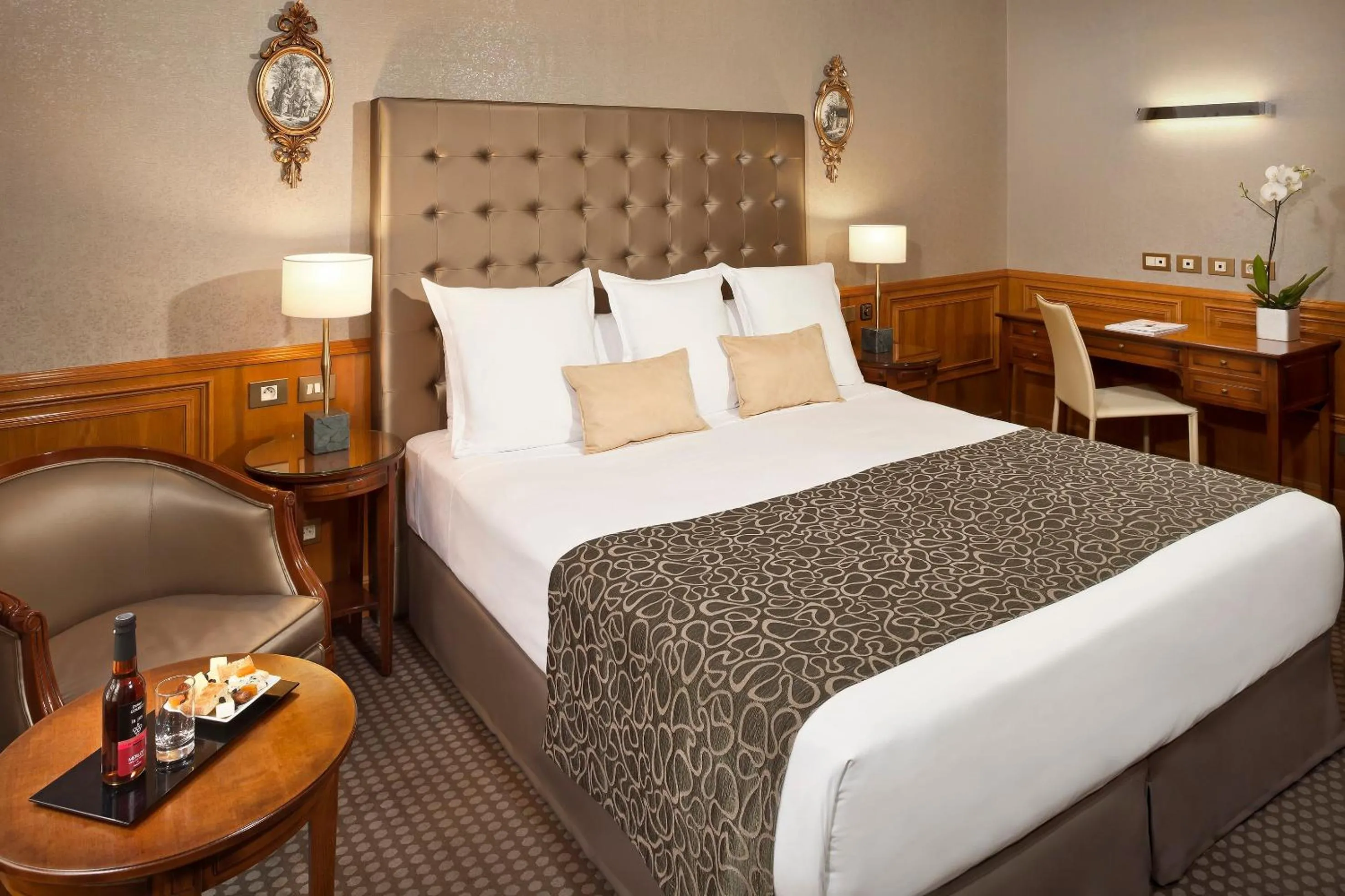 Bed in Meliá Paris Vendôme