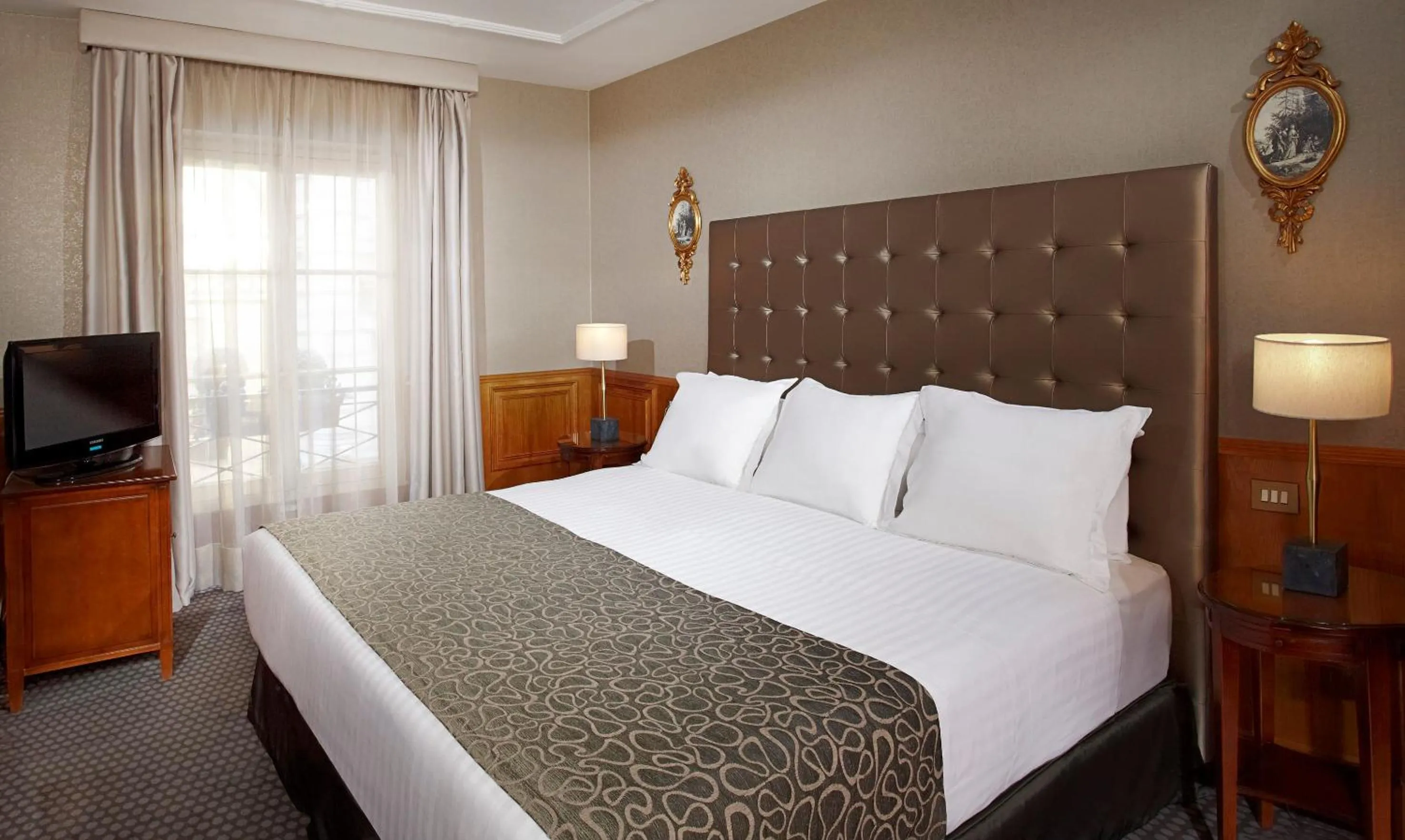 Bed in Meliá Paris Vendôme