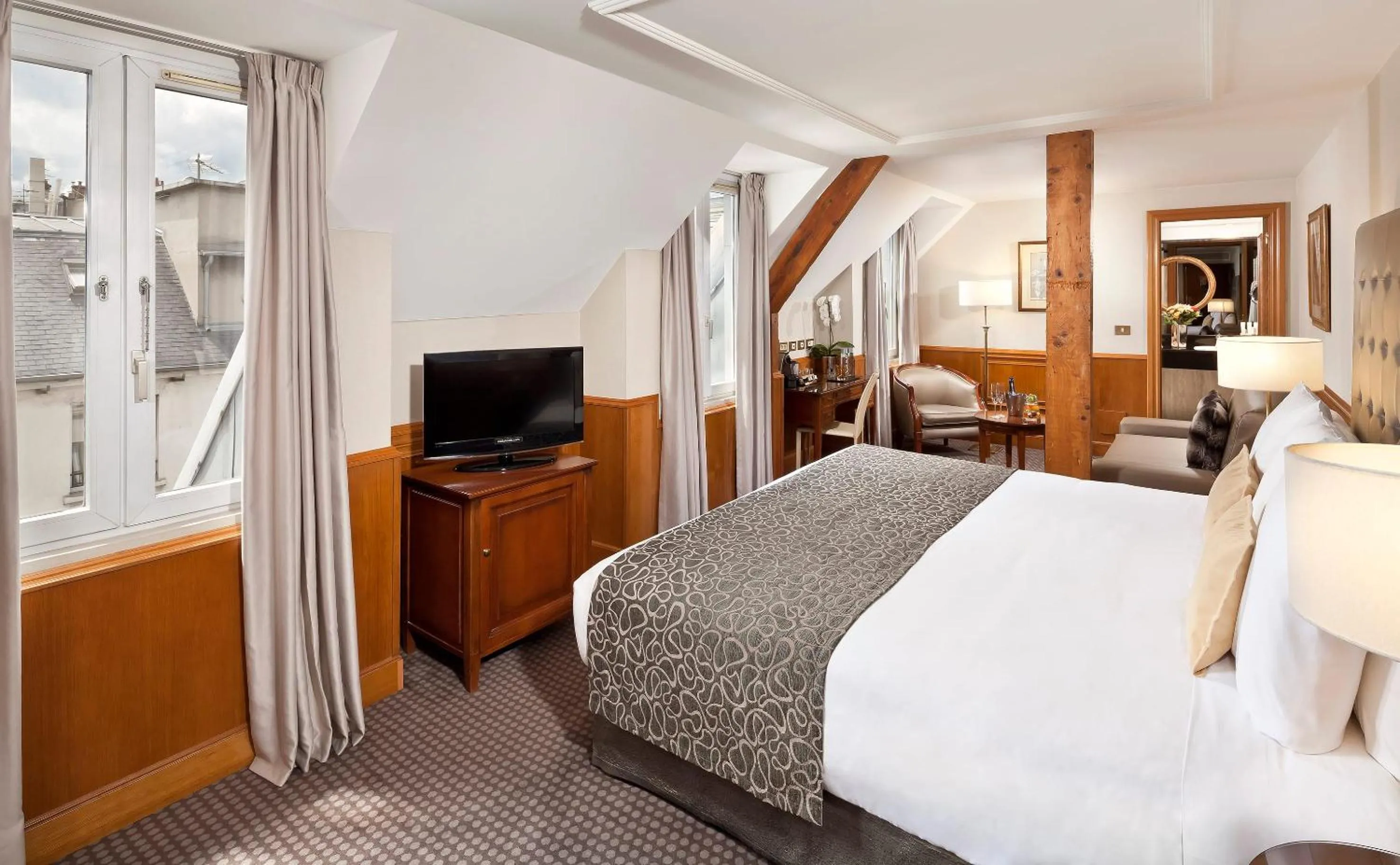 Property building, Bed in Meliá Paris Vendôme