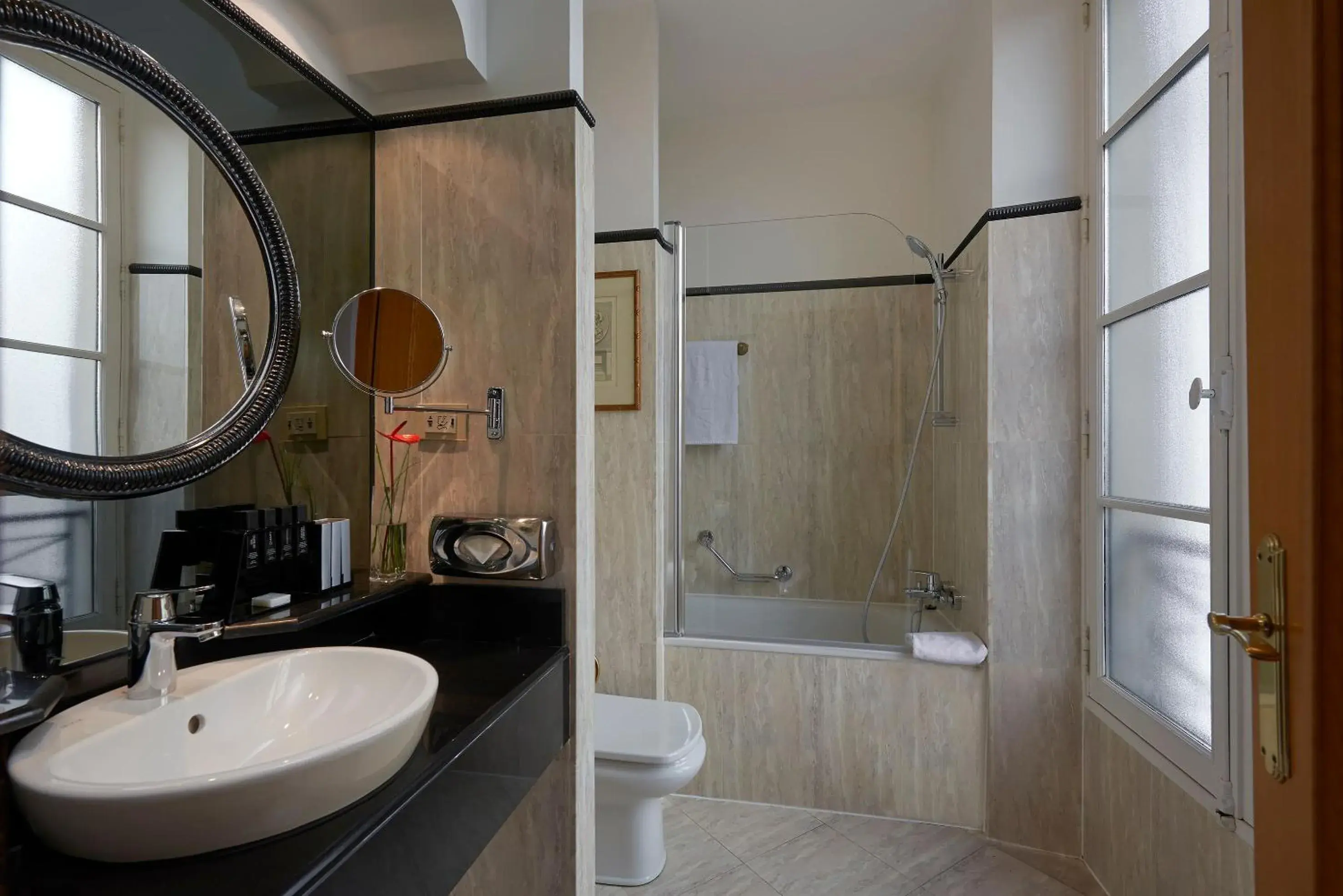 Bathroom in Meliá Paris Vendôme Bathroom in Meliá Paris Vendôme