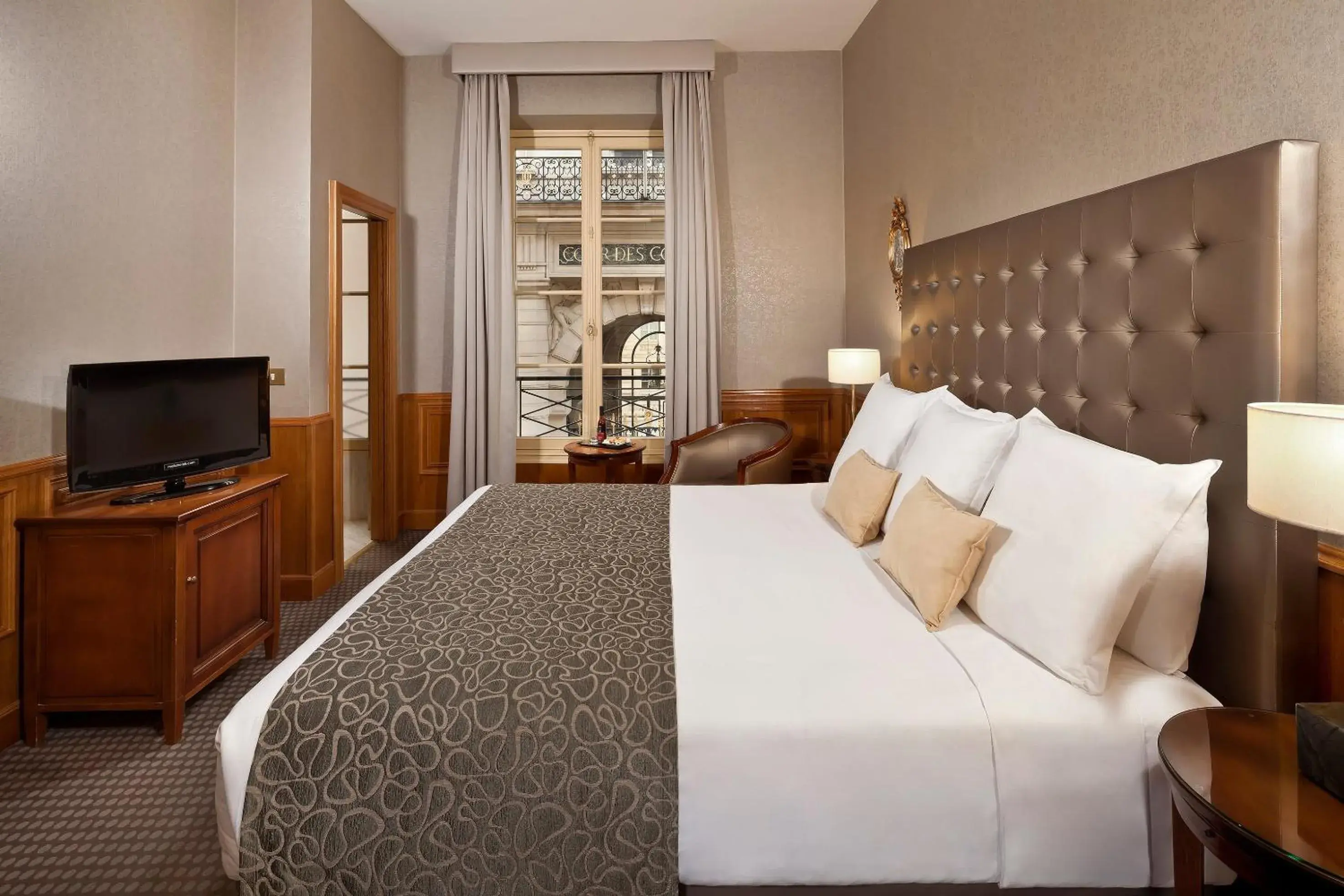 Property building, Bed in Meliá Paris Vendôme Property building, Bed in Meliá Paris Vendôme