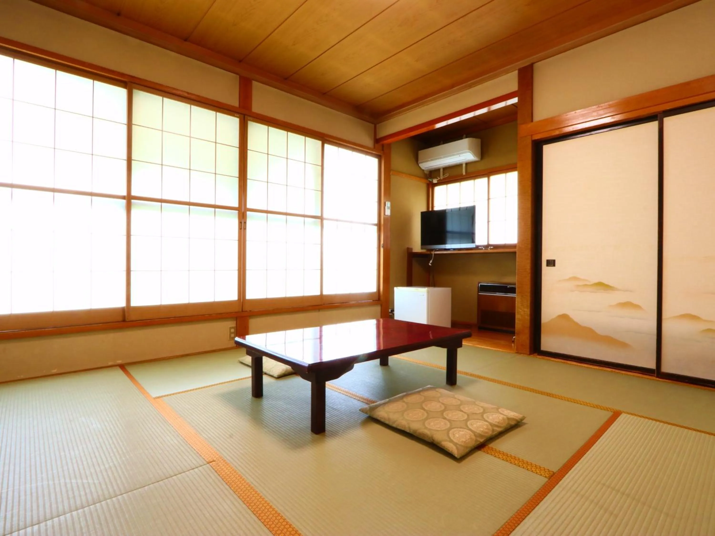 Photo of the whole room in Takanoya