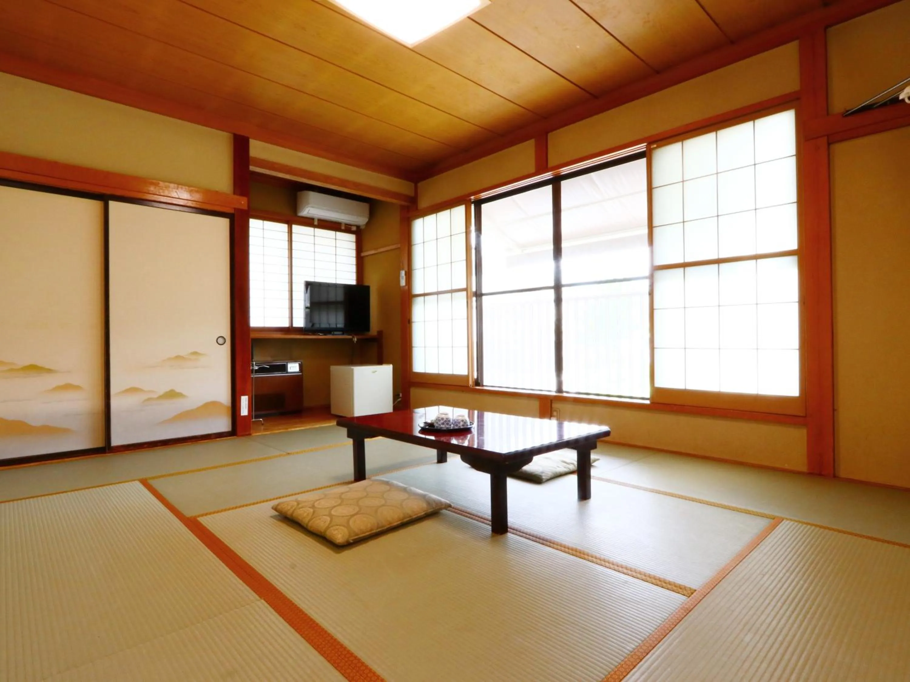 Photo of the whole room in Takanoya
