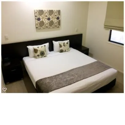 Bed in Injune Motor Inn