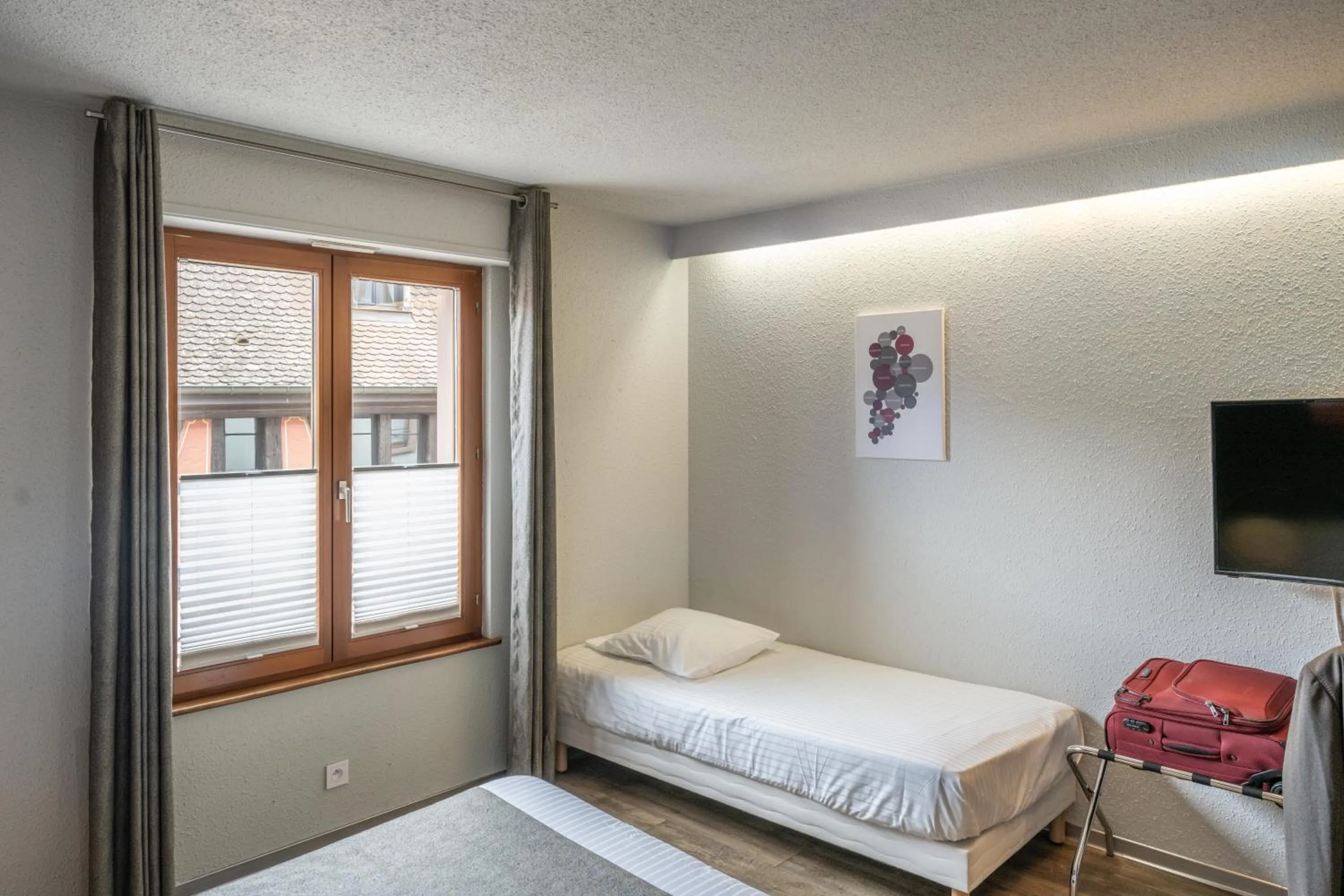 Photo of the whole room, Bed in Hotel Colmar Vignes Eguisheim