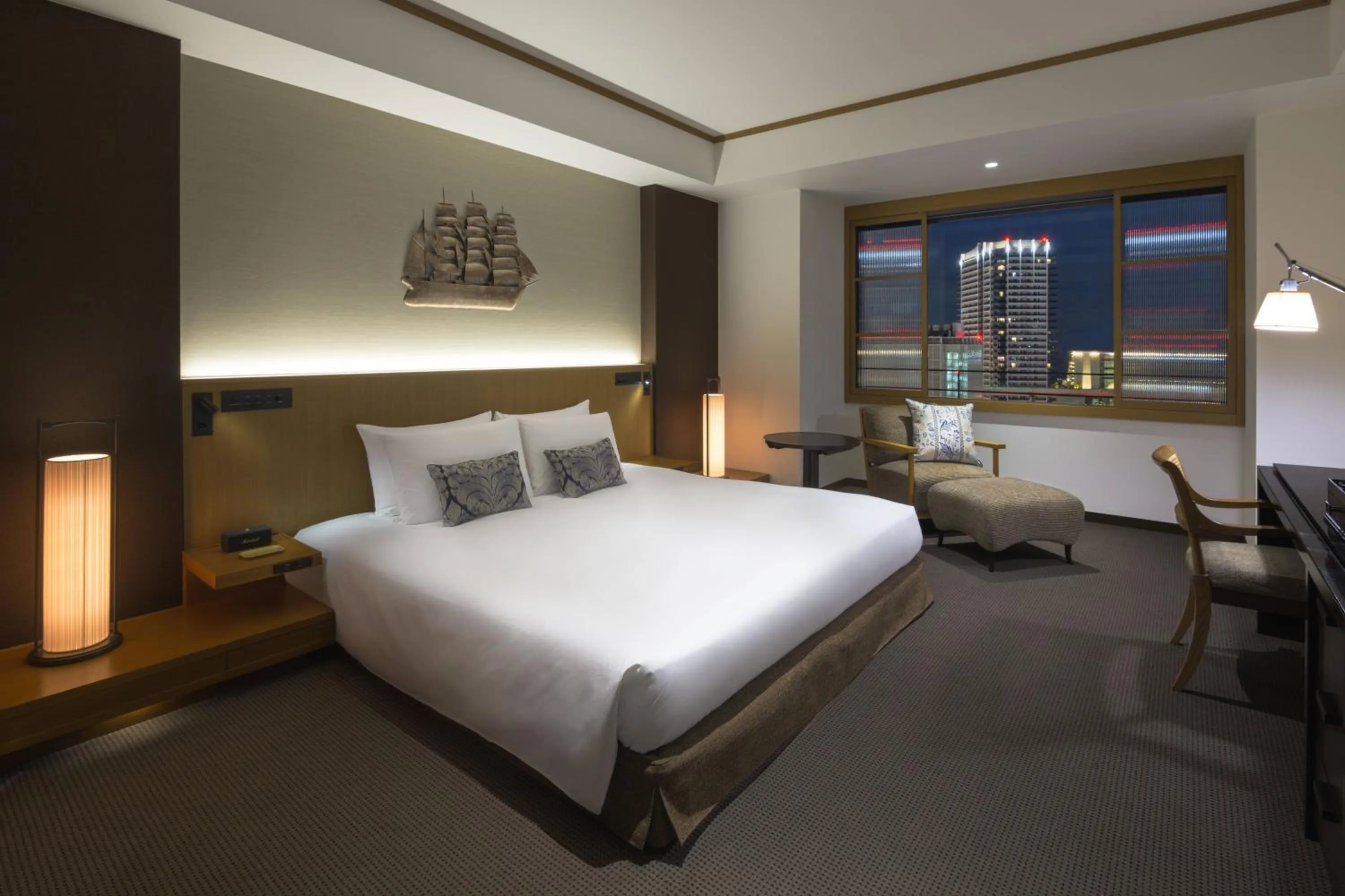 Photo of the whole room, Bed in Oriental Hotel