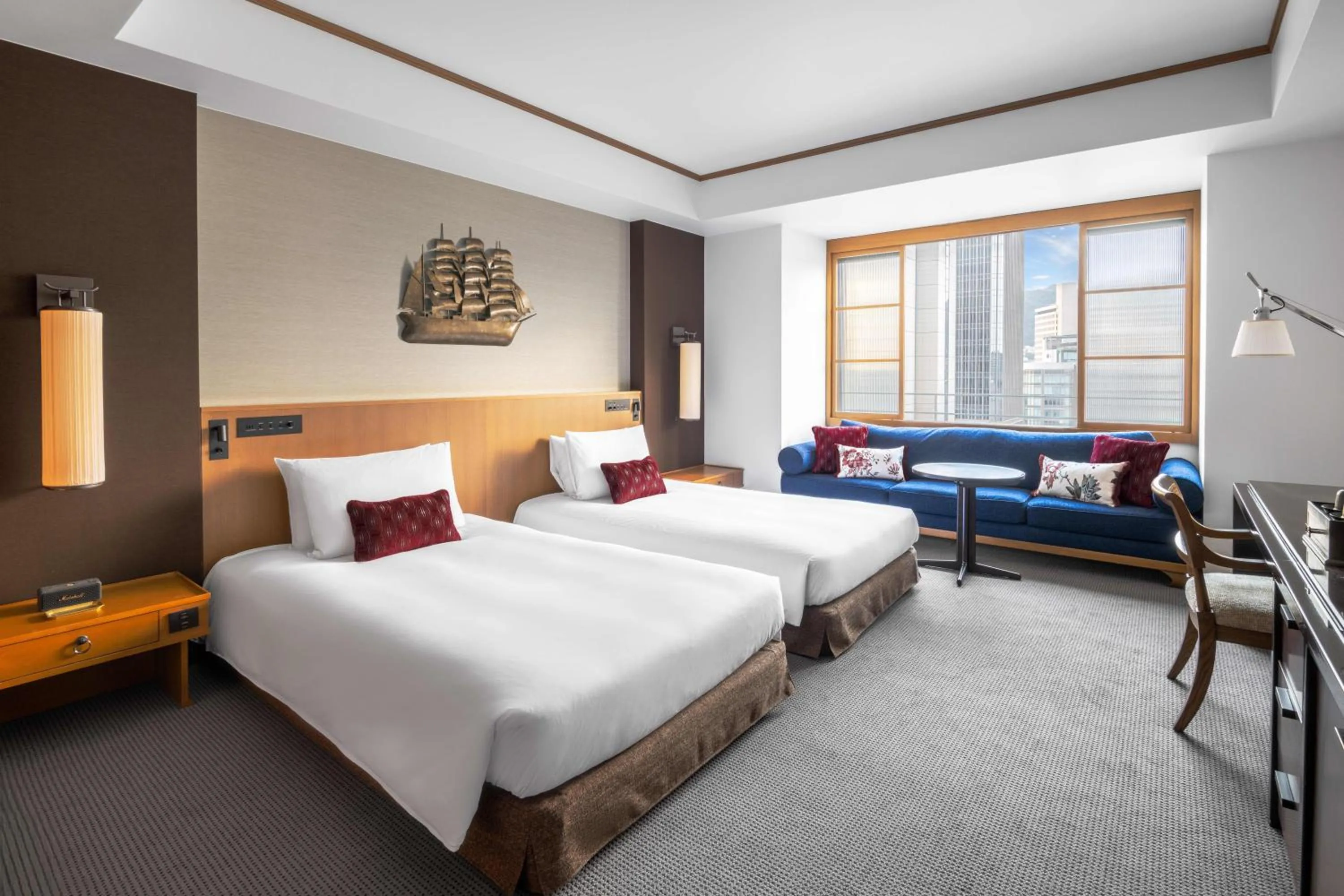 Photo of the whole room, Bed in Oriental Hotel