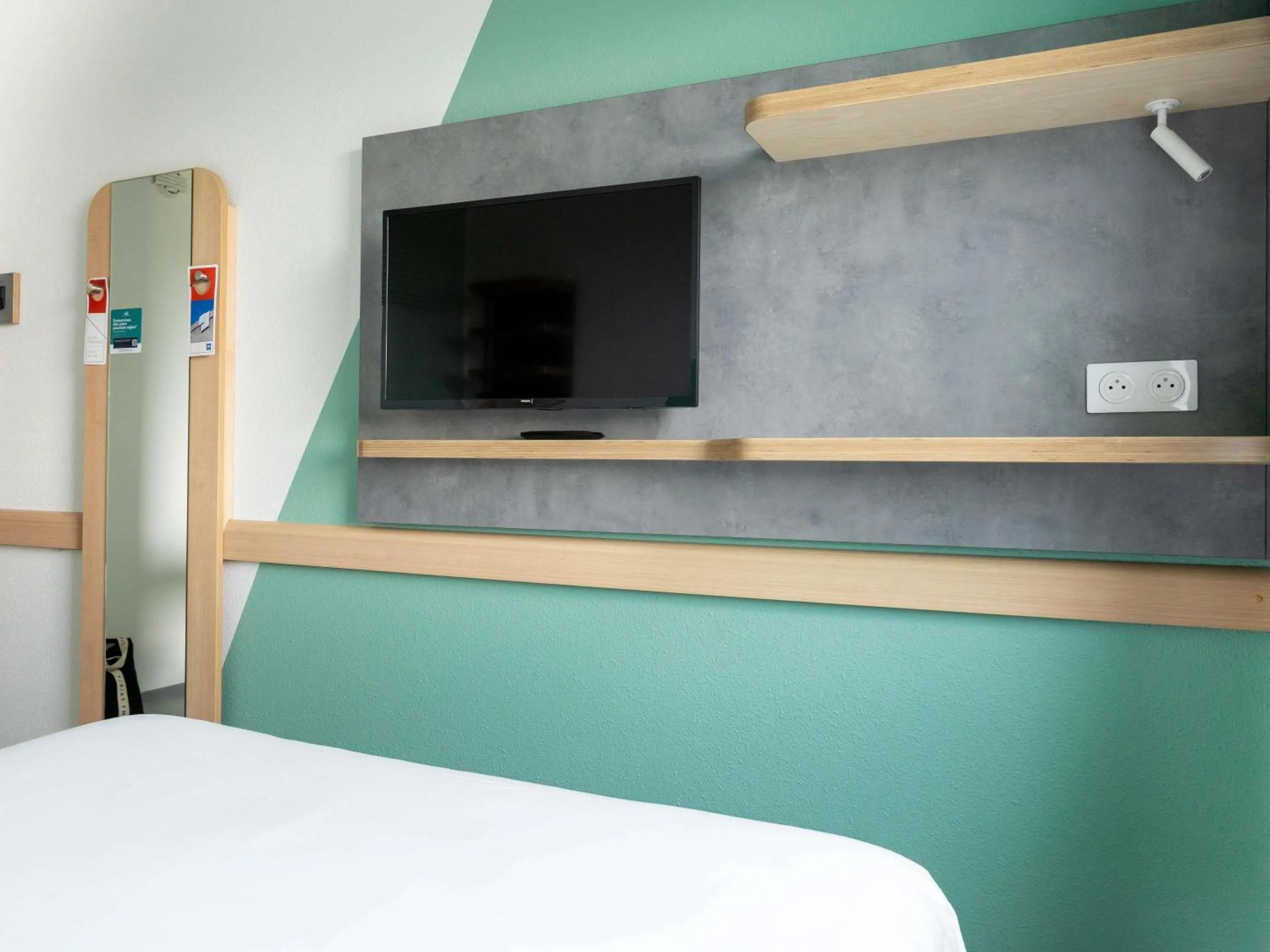 Bedroom, Bed in ibis budget Toulouse Aeroport