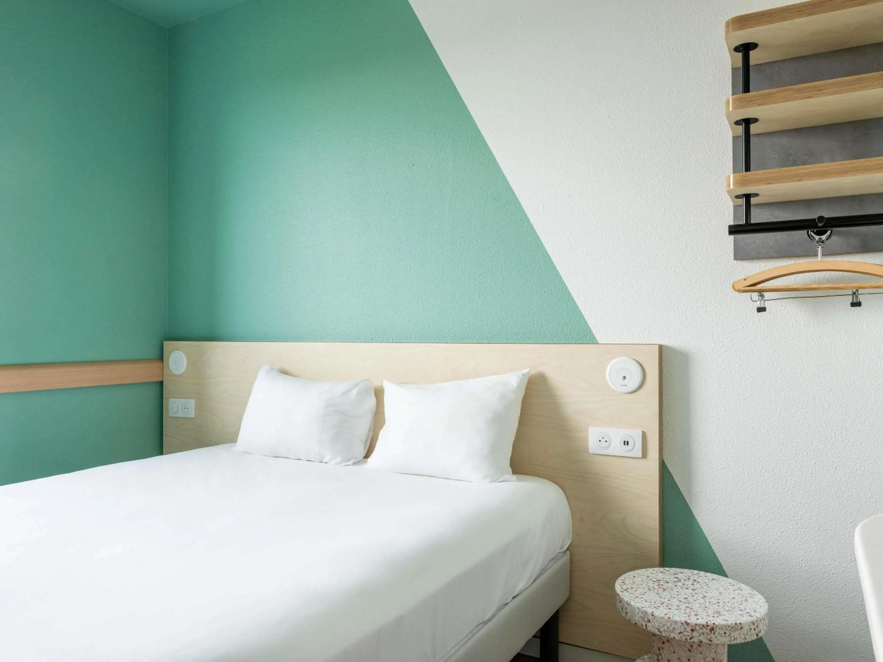 Bedroom, Bed in ibis budget Toulouse Aeroport