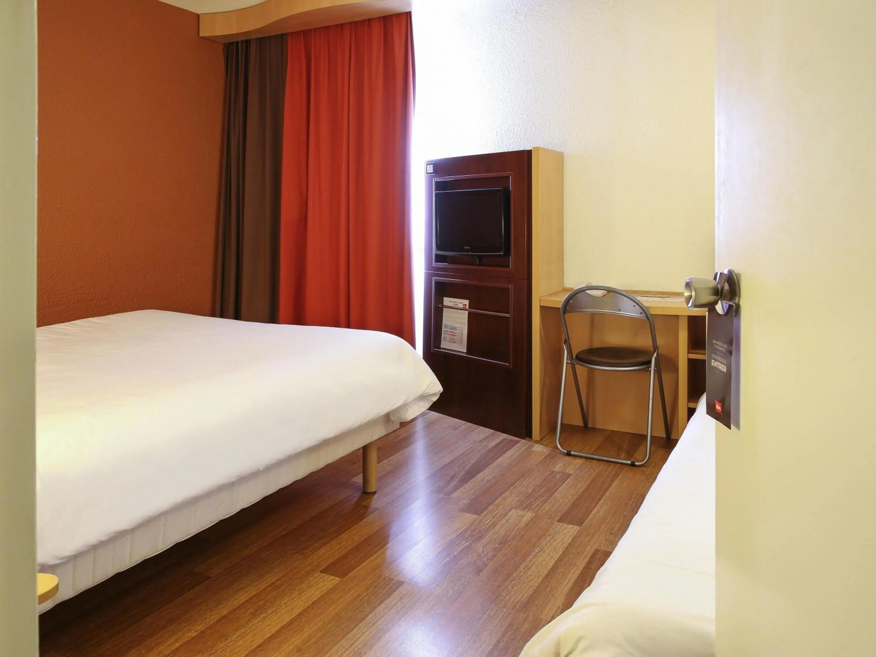 Bedroom, Bed in ibis Bourg Jasseron/Teyssonge