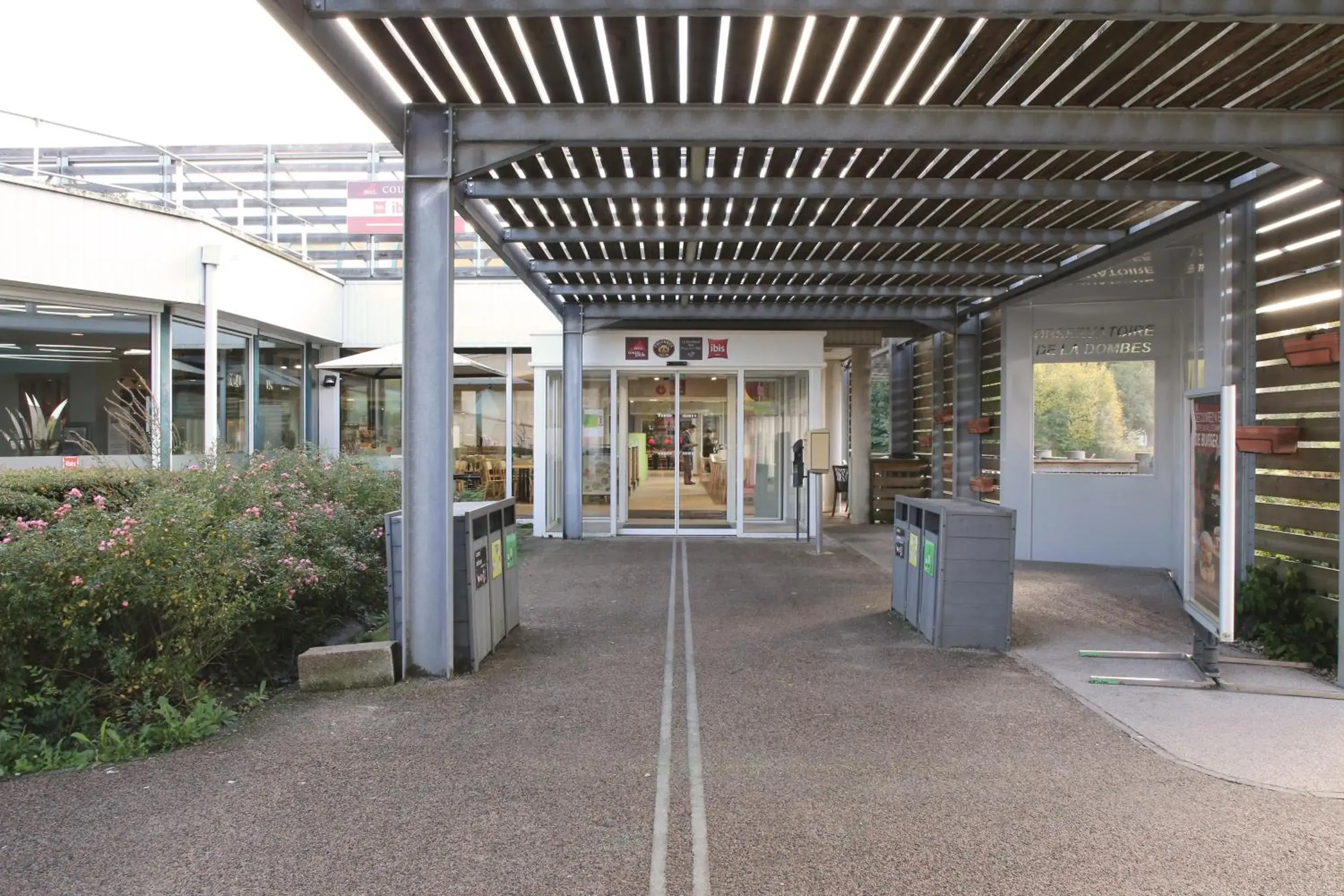 Facade/entrance in ibis Bourg Jasseron/Teyssonge Facade/entrance in ibis Bourg Jasseron/Teyssonge