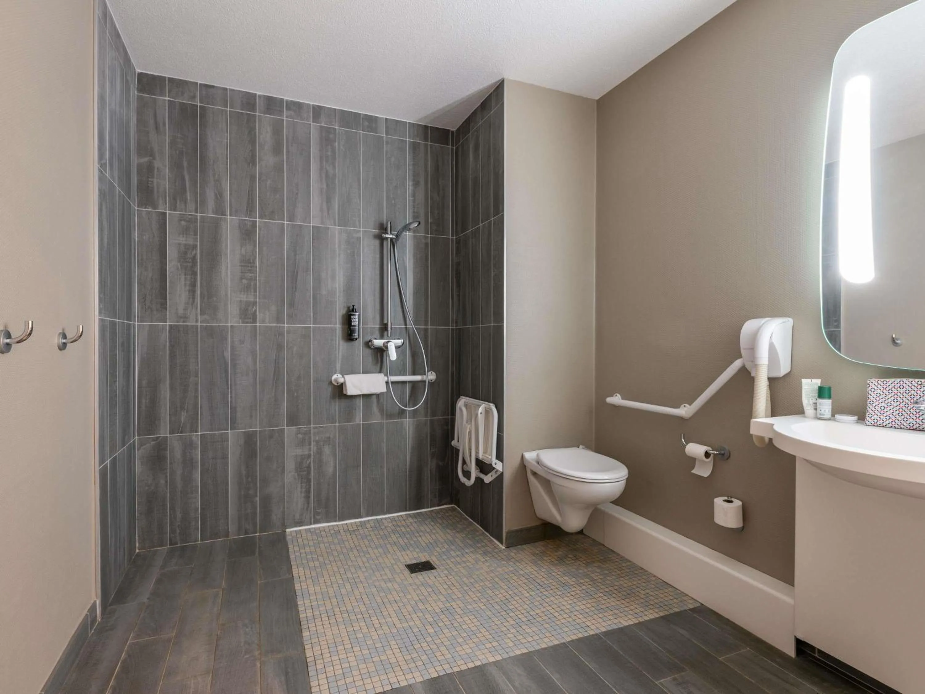 Property building in ibis Bourg Jasseron/Teyssonge