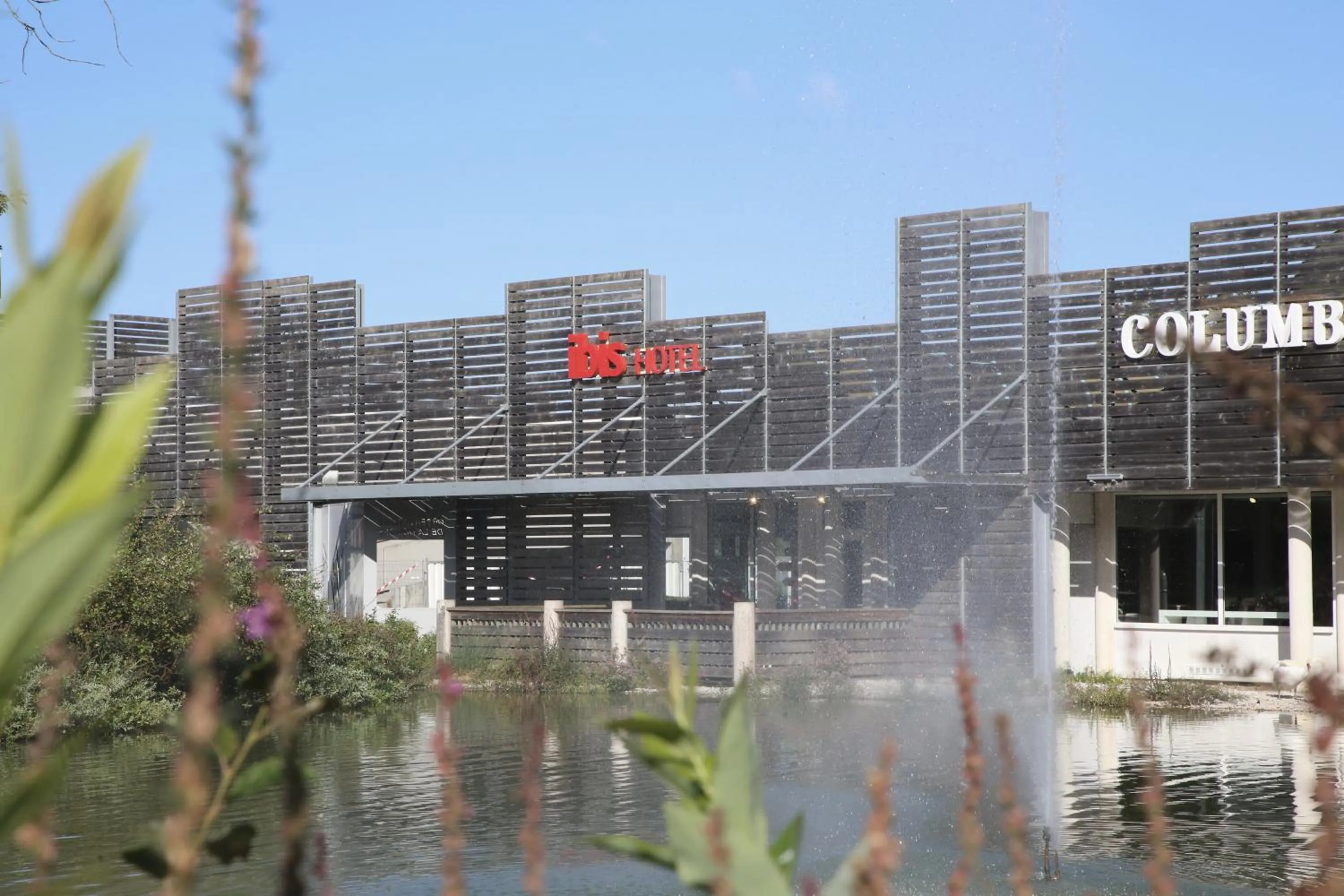 Facade/entrance in ibis Bourg Jasseron/Teyssonge