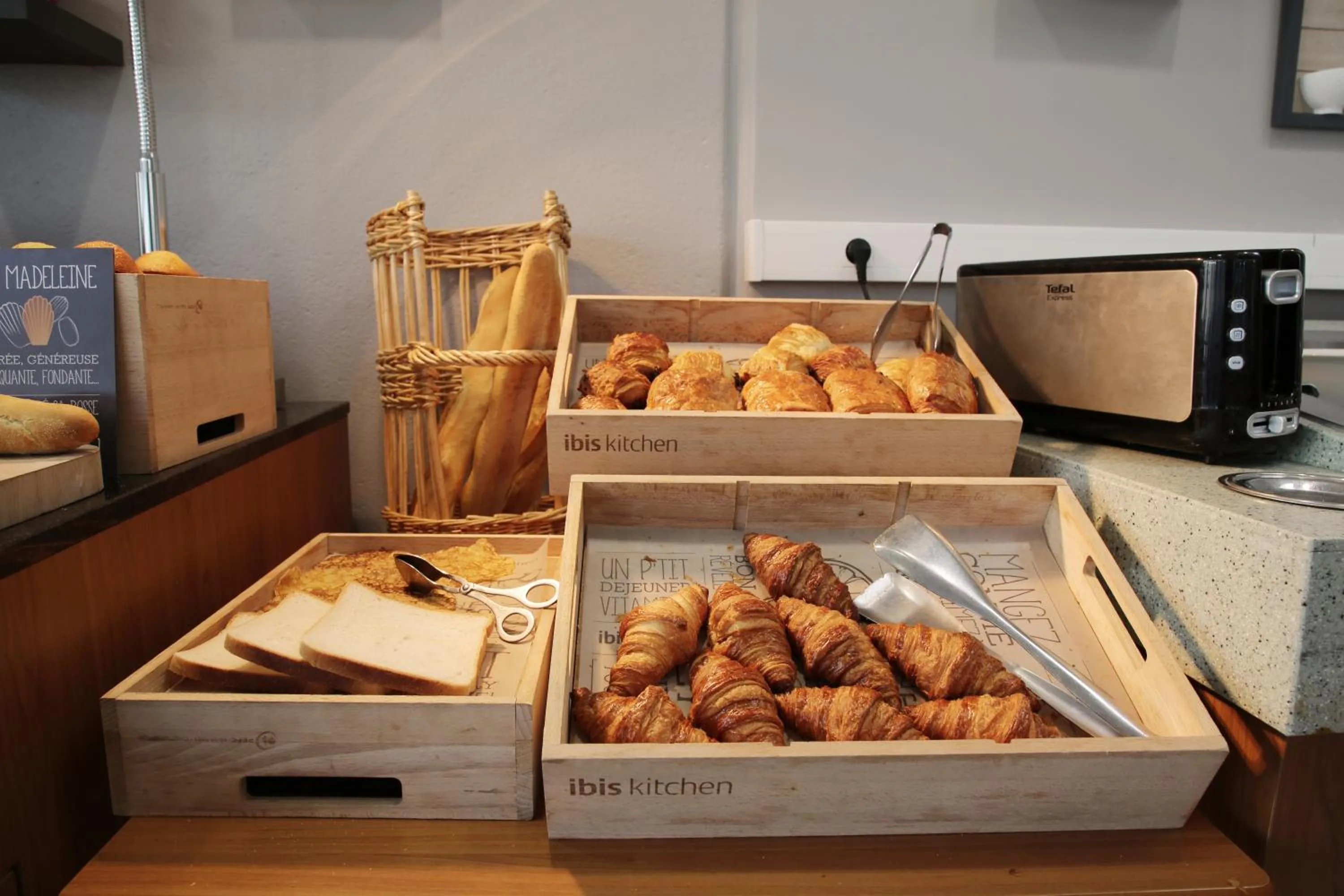 Food and drinks in ibis Bourg Jasseron/Teyssonge