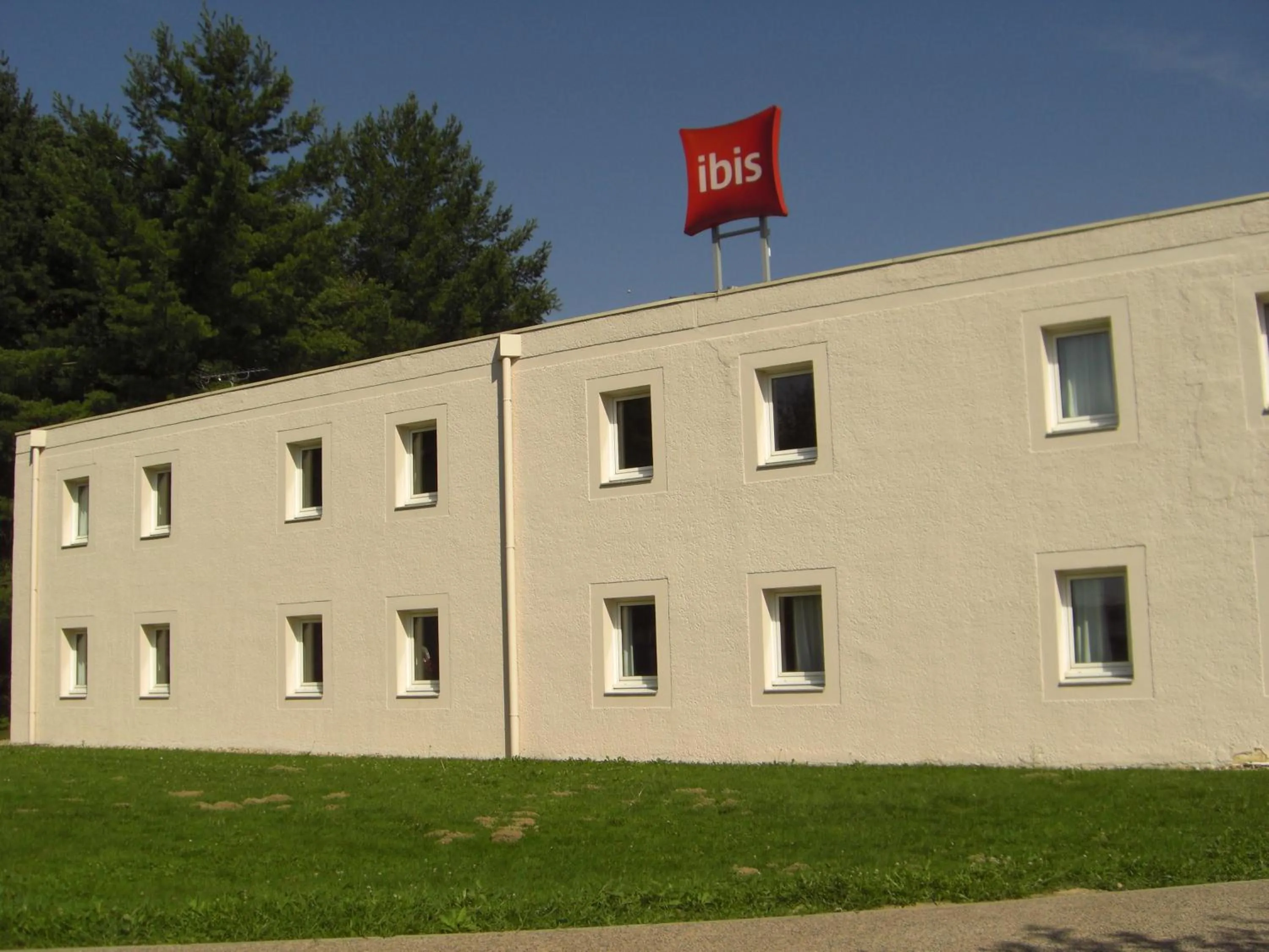 Property building in ibis Bourg Jasseron/Teyssonge