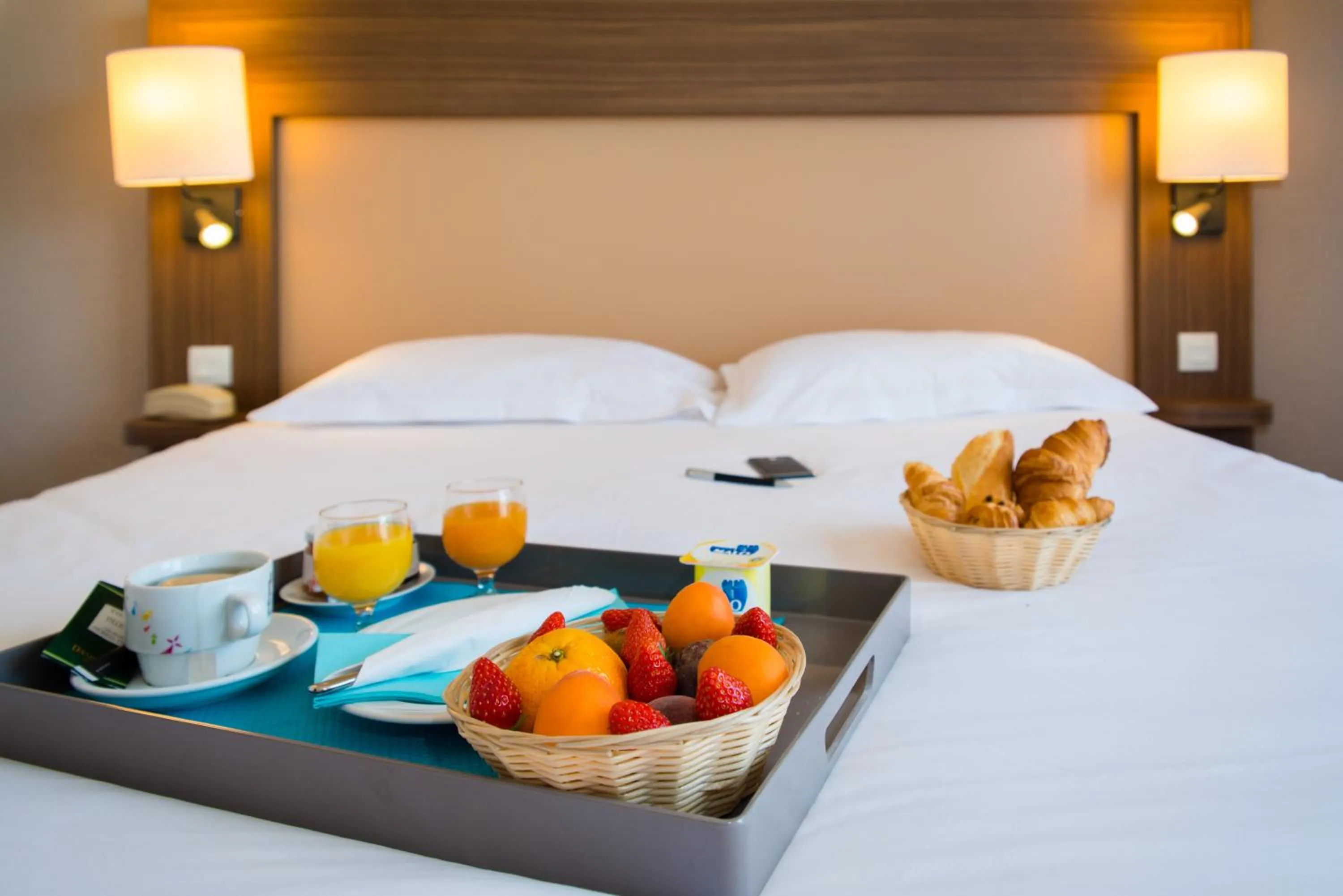 Bed in Brit Hotel Saint Malo – Le Transat