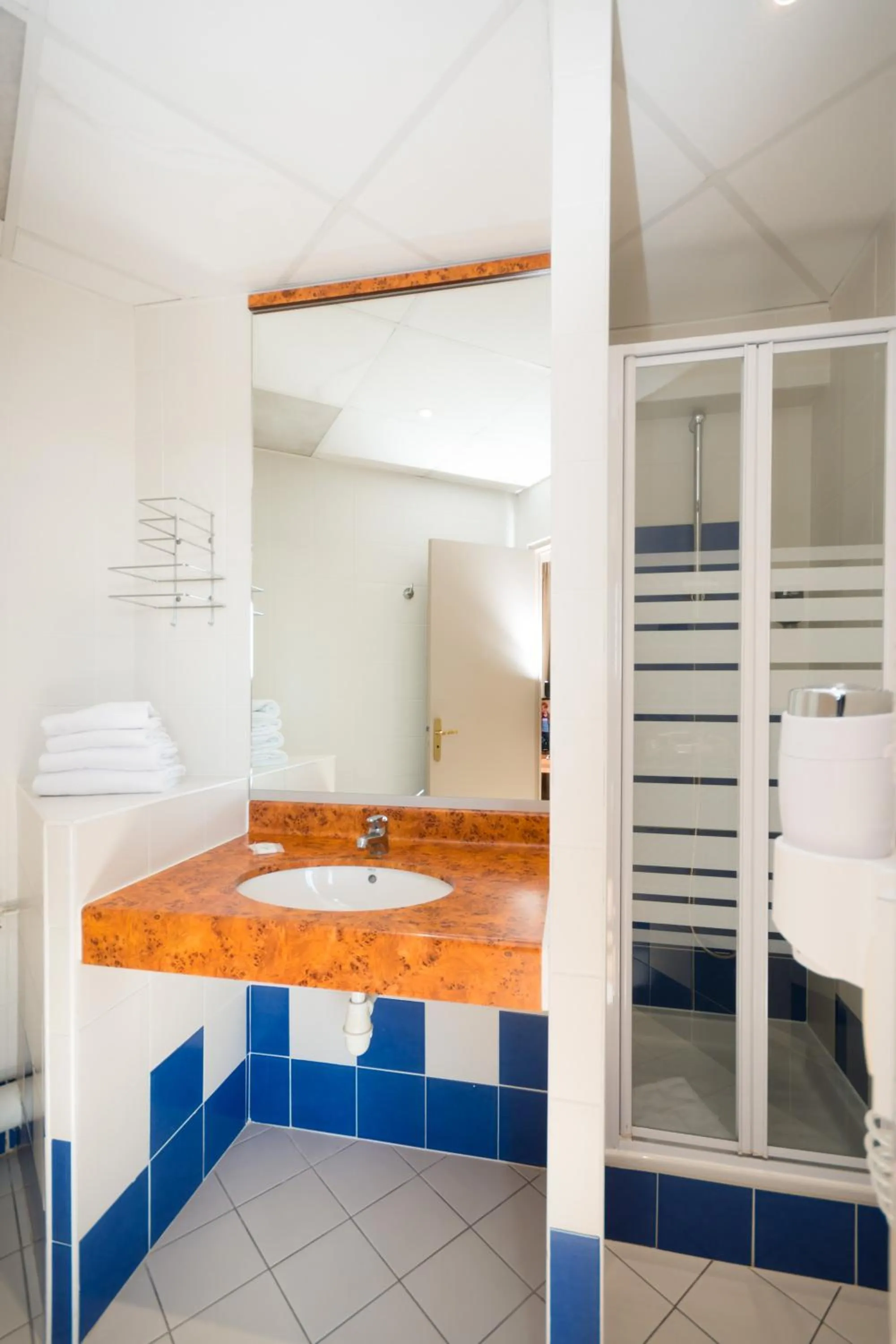 Shower in Brit Hotel Saint Malo – Le Transat