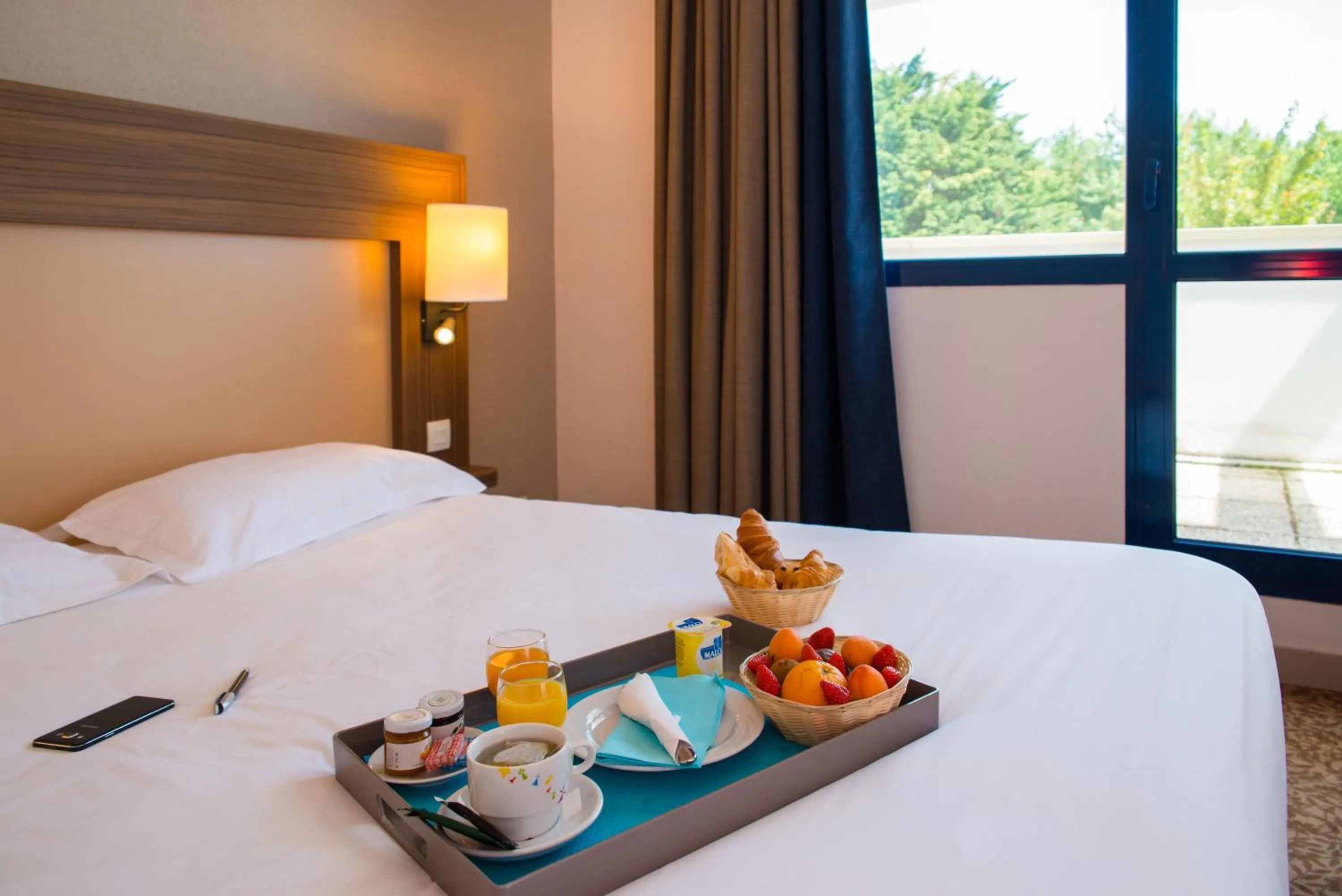 Bed in Brit Hotel Saint Malo – Le Transat