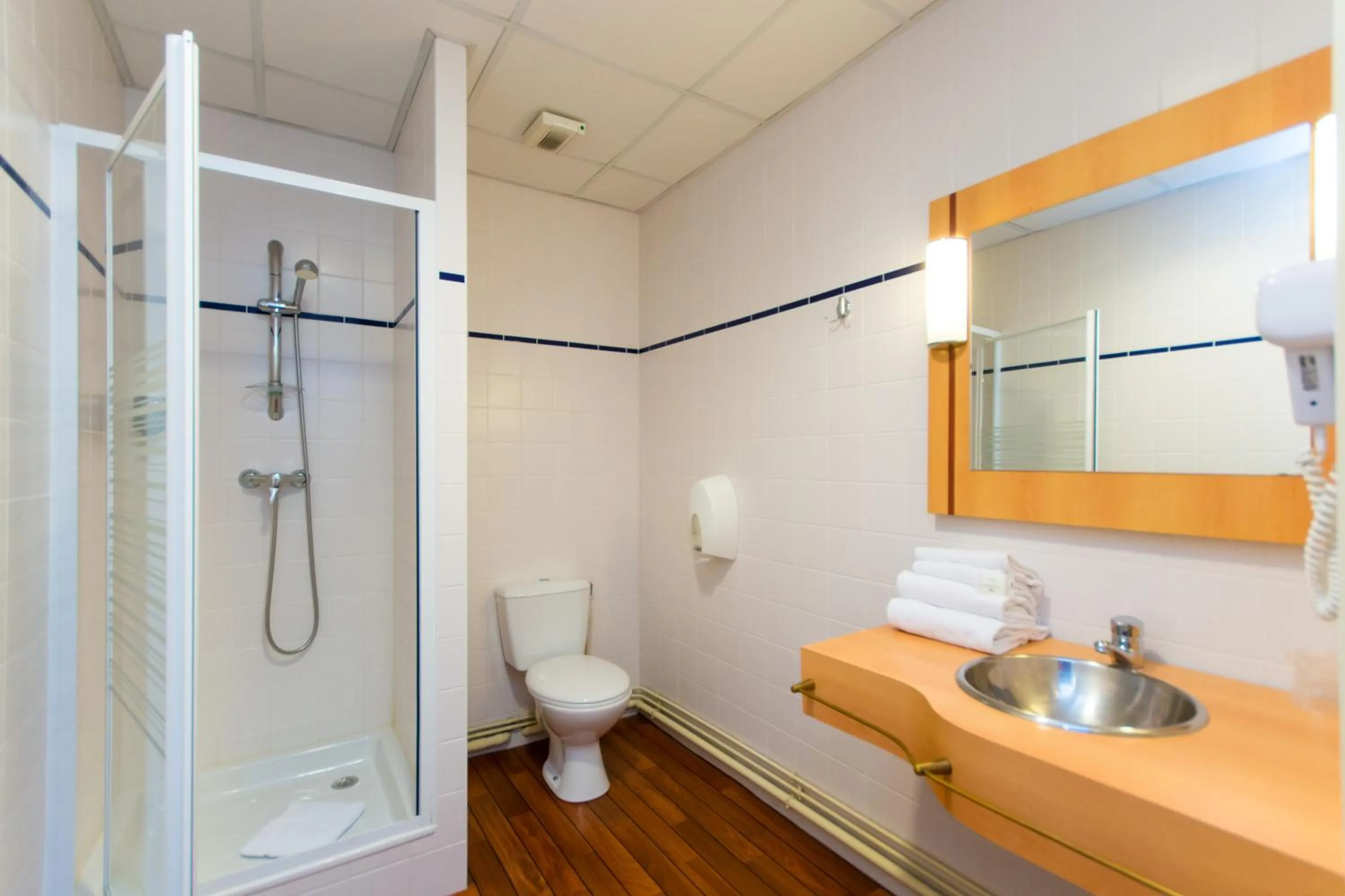 Shower in Brit Hotel Saint Malo – Le Transat