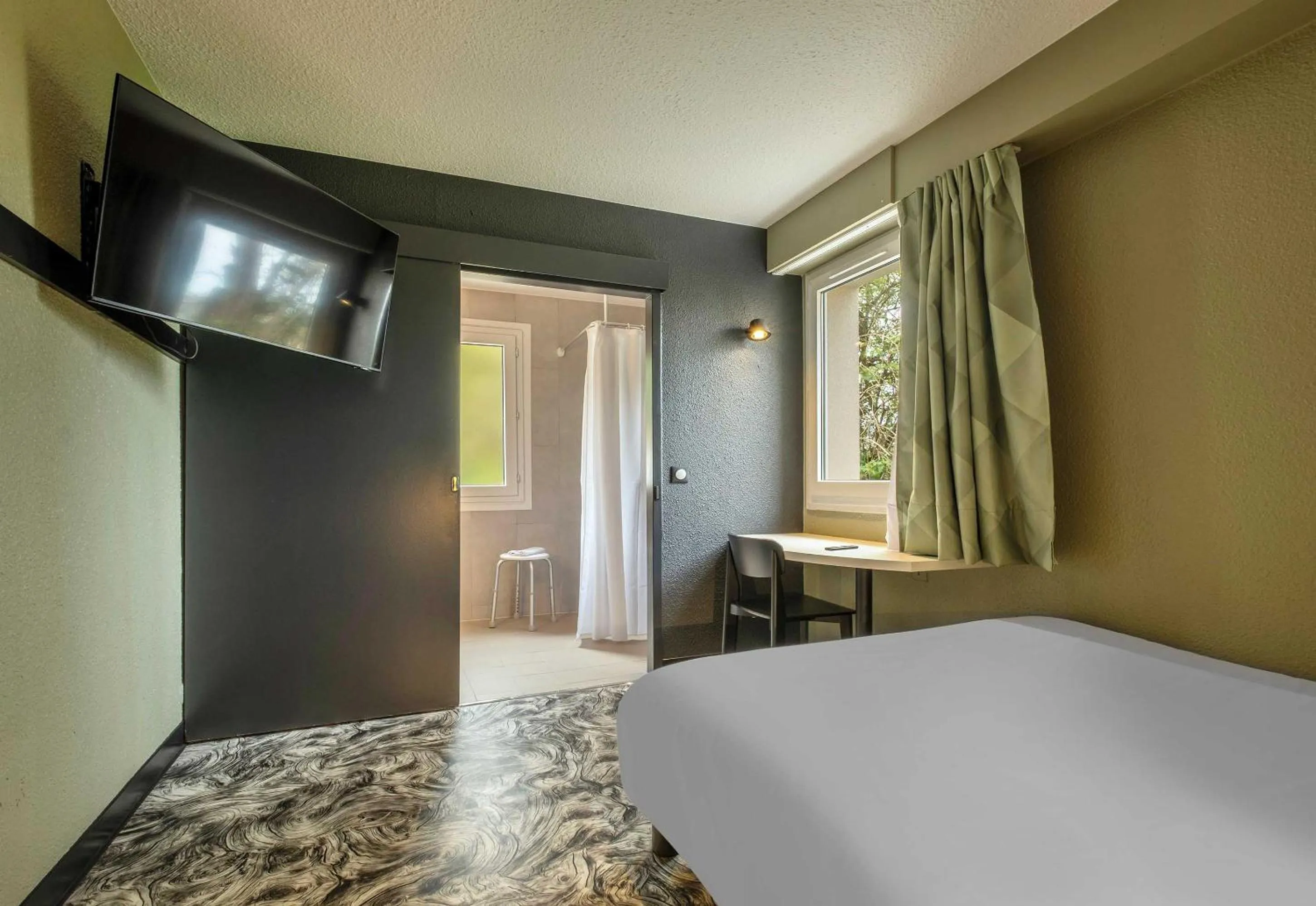 Photo of the whole room, Bed in B&B HOTEL Niort Sud Venise Verte