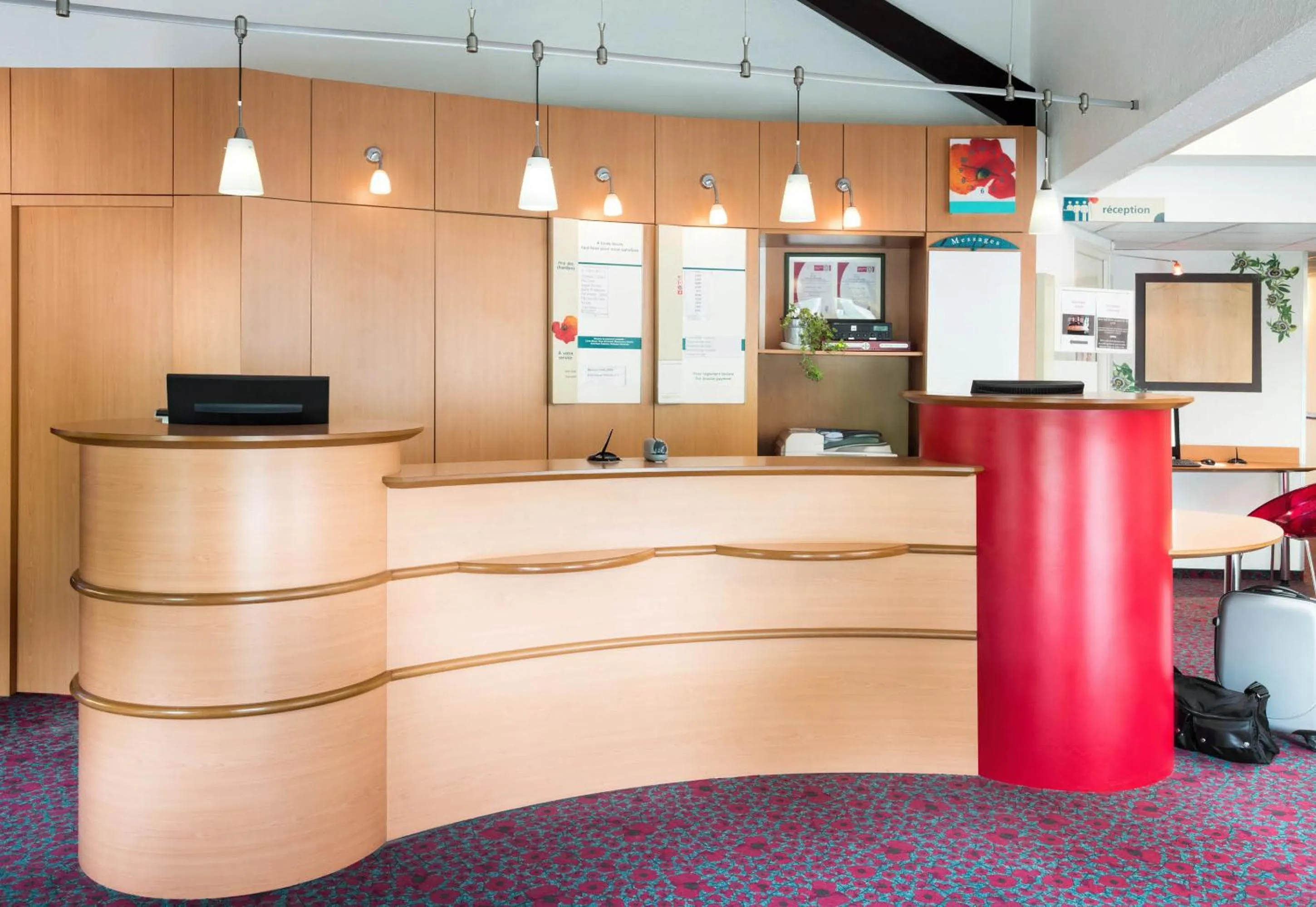 Lobby or reception in ibis Niort Marais Poitevin