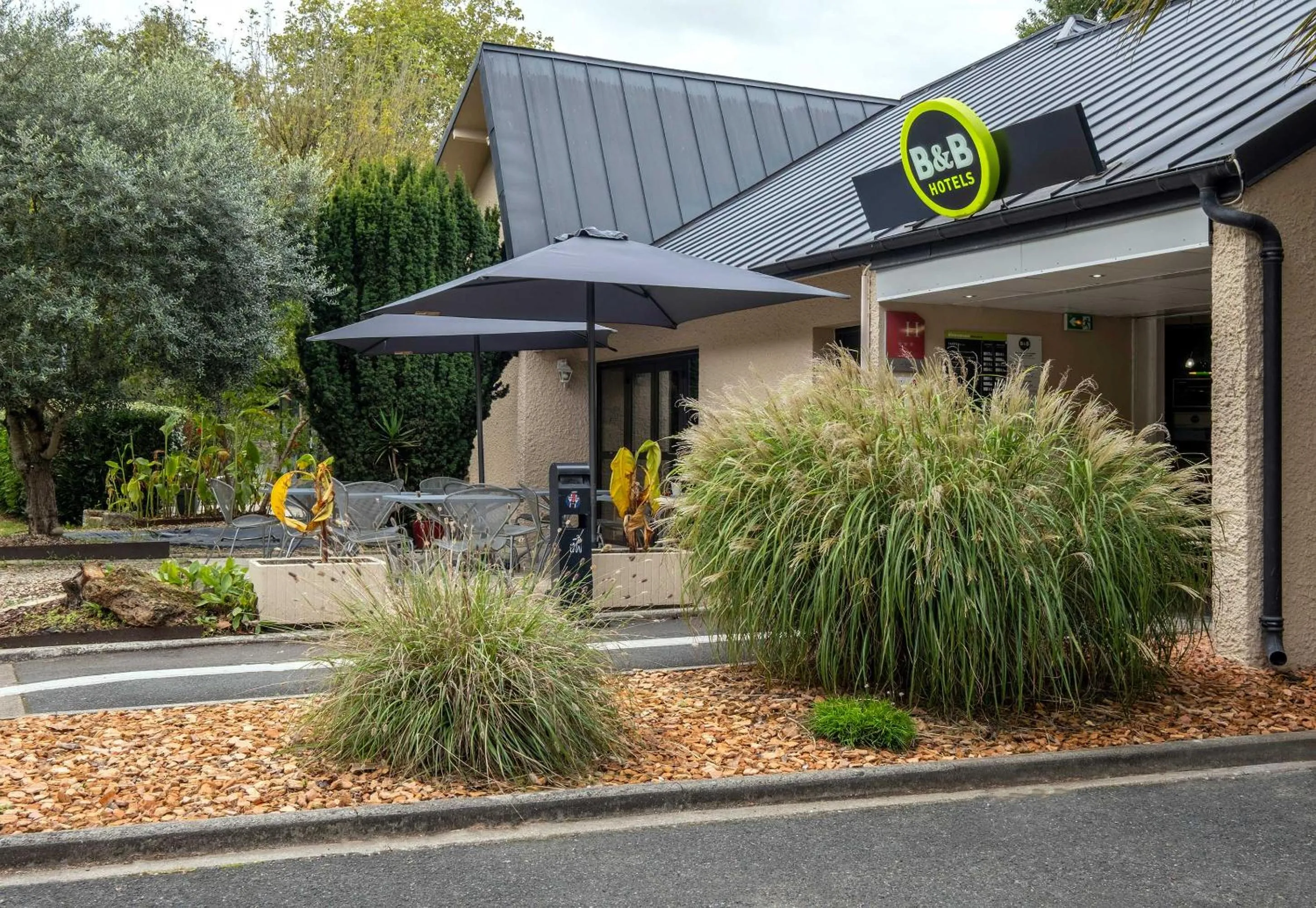 Facade/entrance in B&B HOTEL Niort Sud Venise Verte